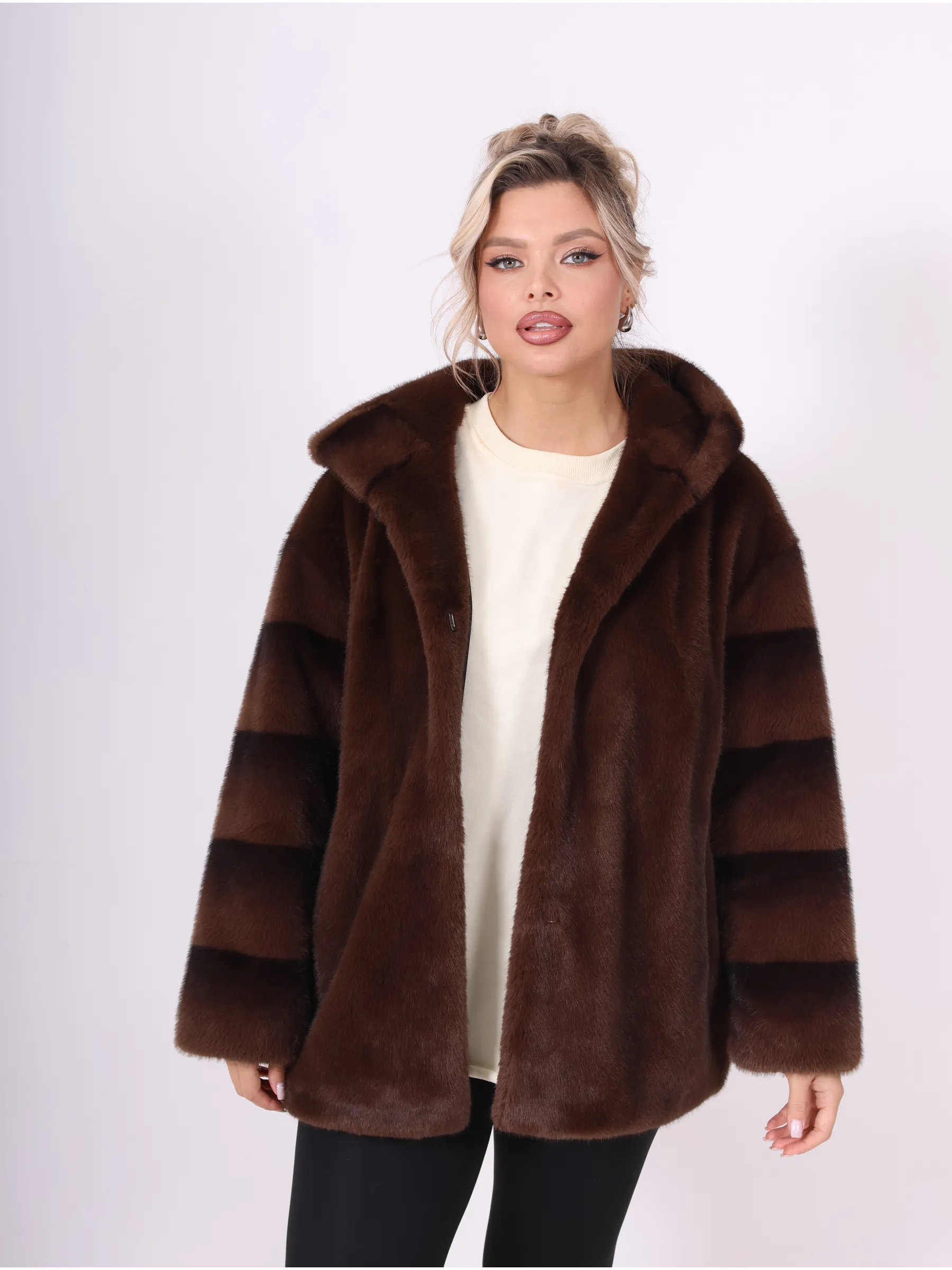 Шуба короткая из эко меха с капюшоном