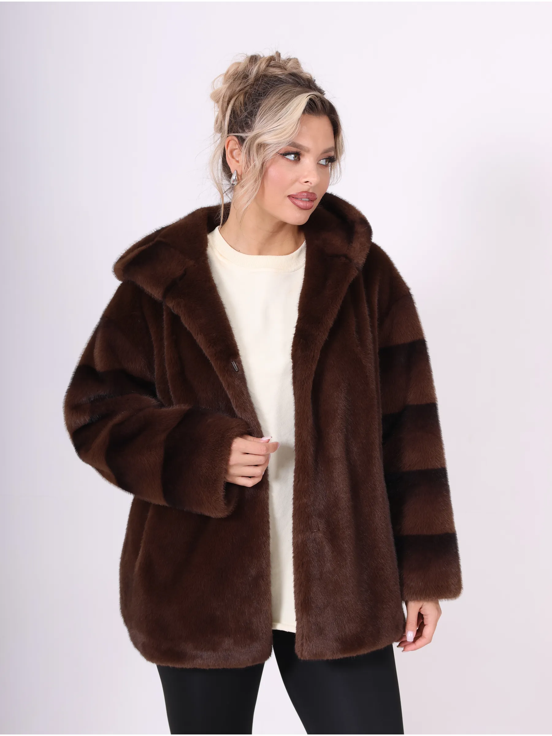 Шуба короткая из эко меха с капюшоном