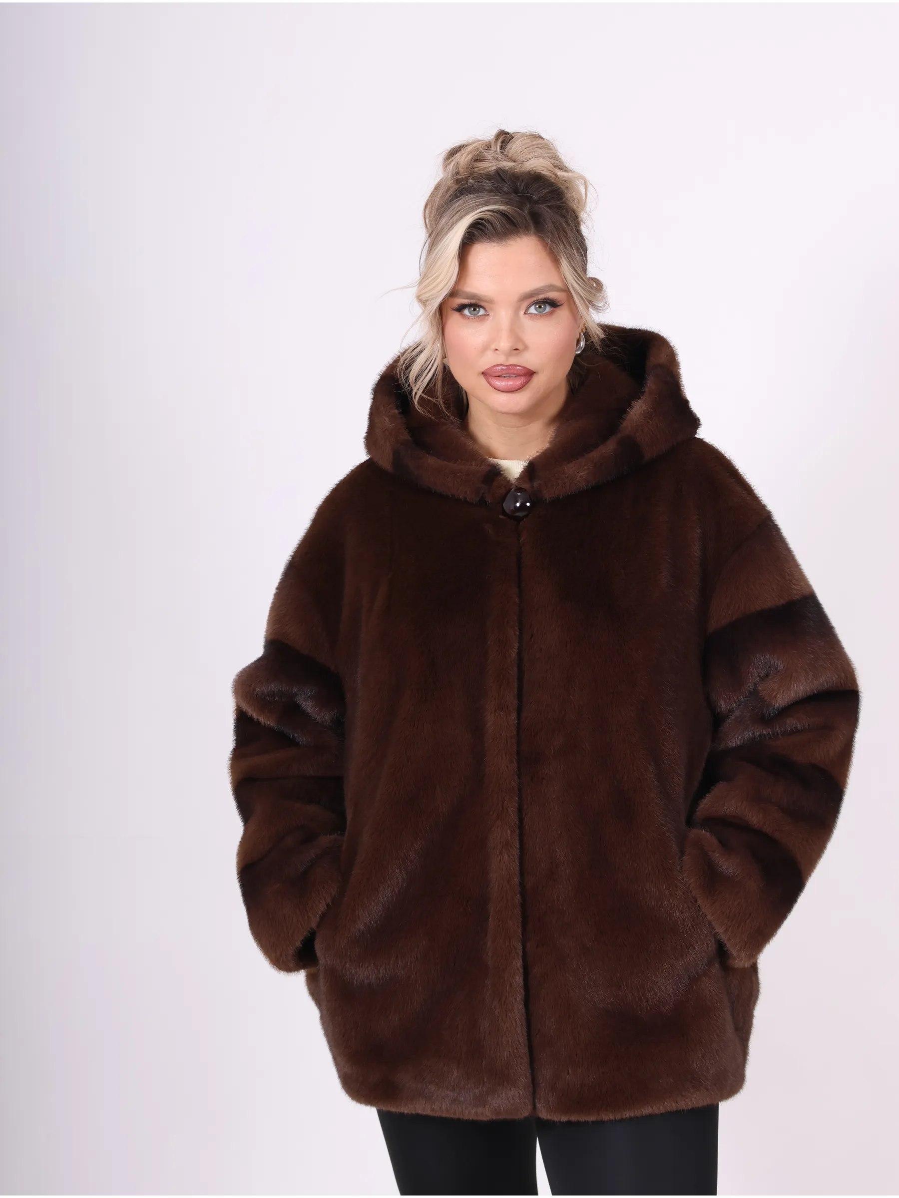 Шуба короткая из эко меха с капюшоном