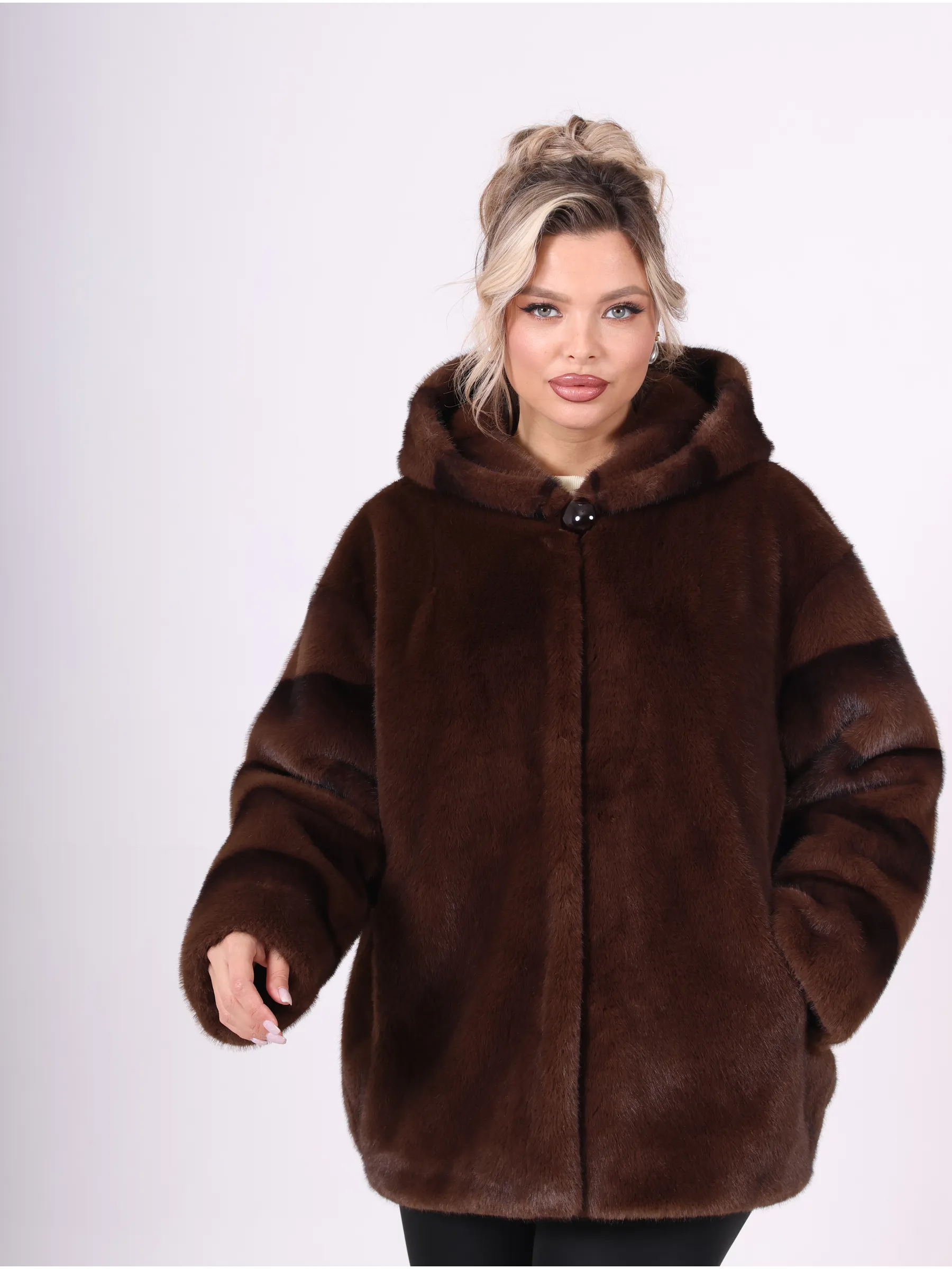 Шуба короткая из эко меха с капюшоном