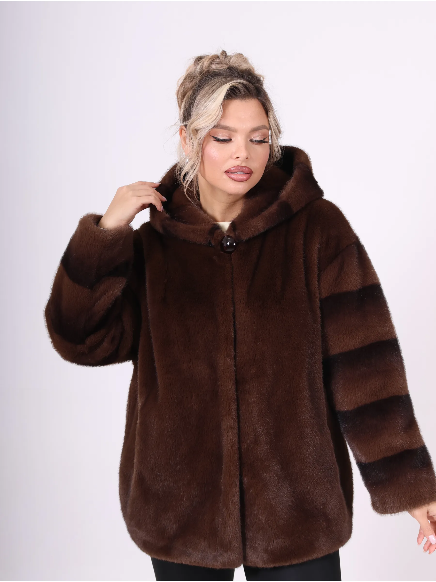 Шуба короткая из эко меха с капюшоном