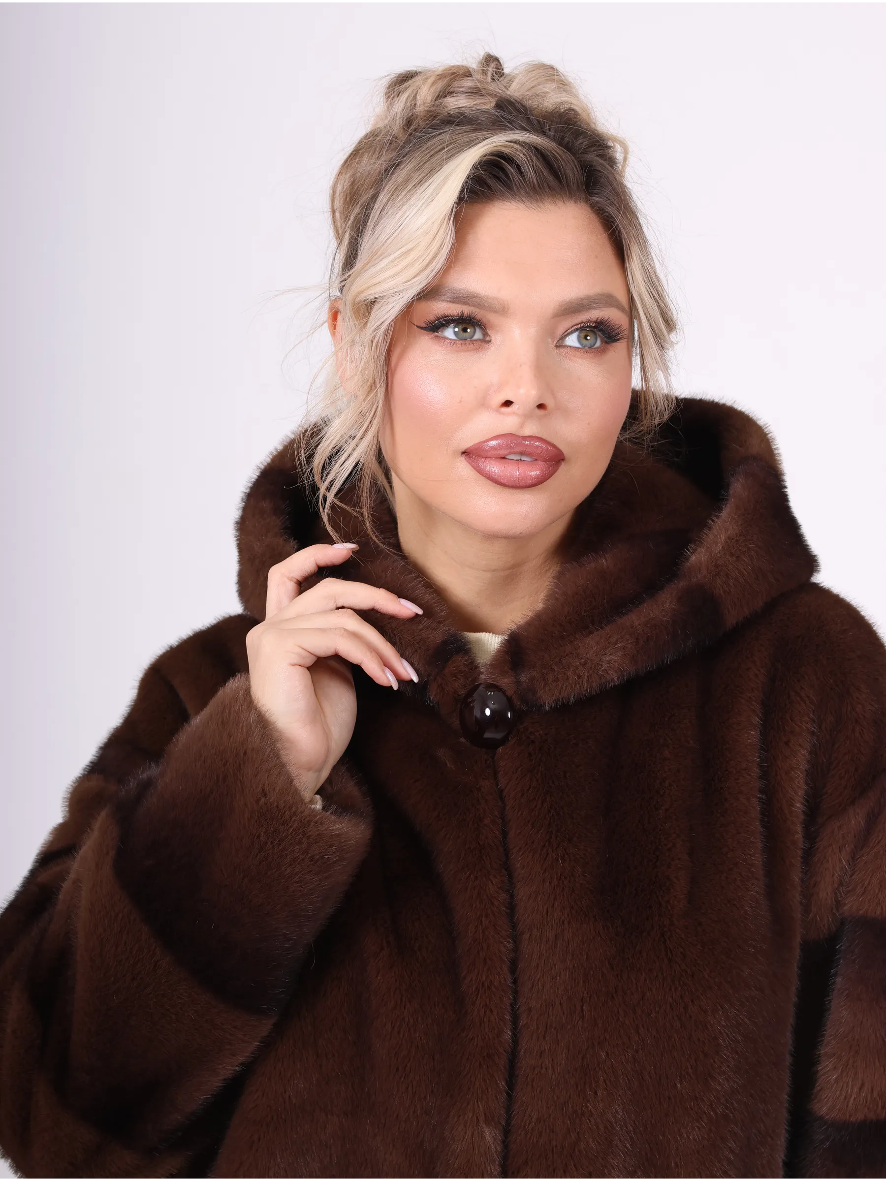 Шуба короткая из эко меха с капюшоном