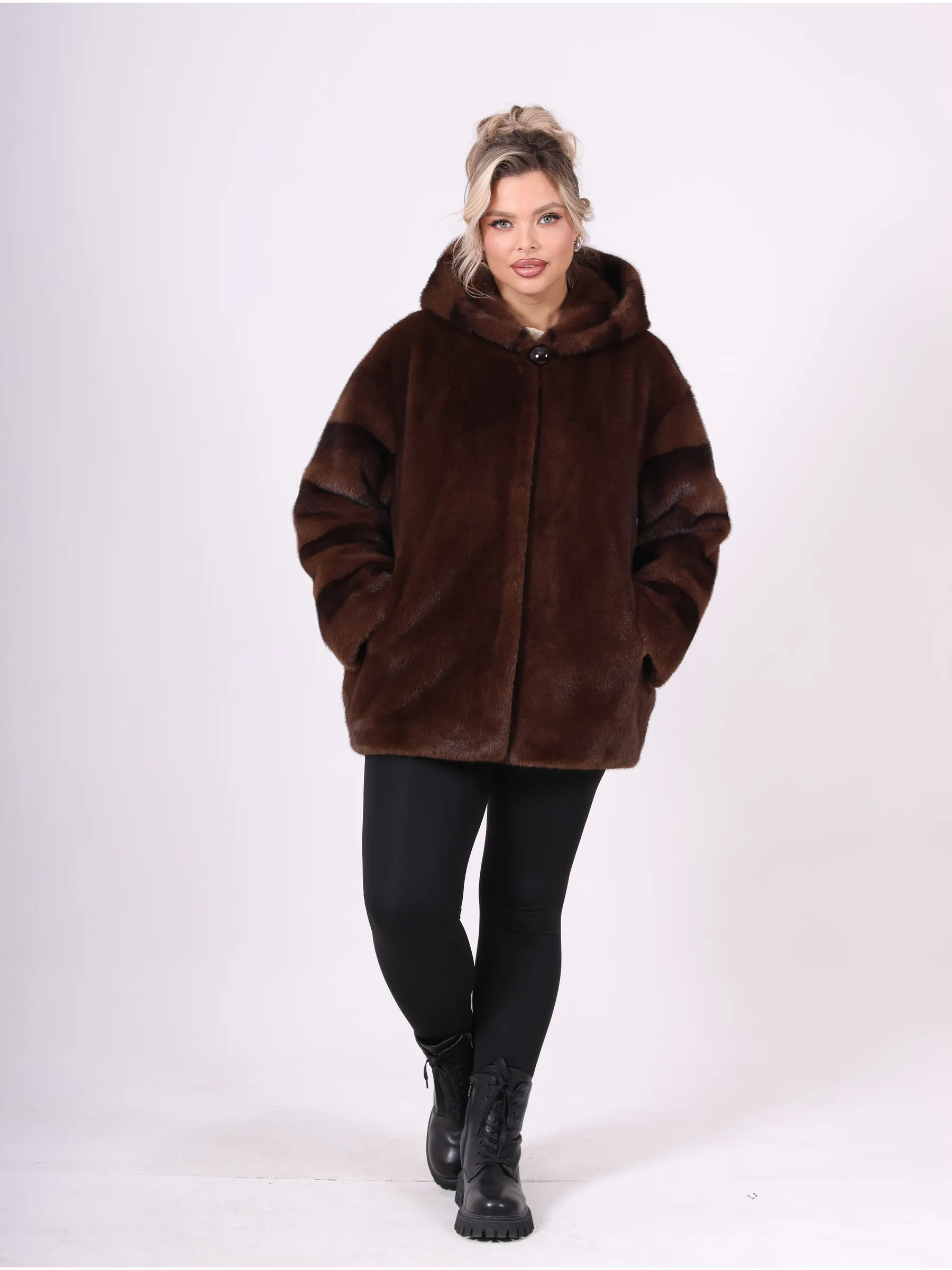 Шуба короткая из эко меха с капюшоном