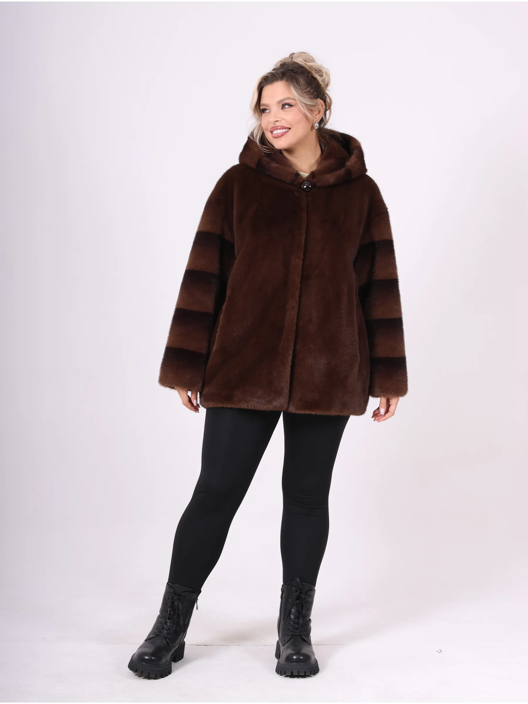 Шуба короткая из эко меха с капюшоном