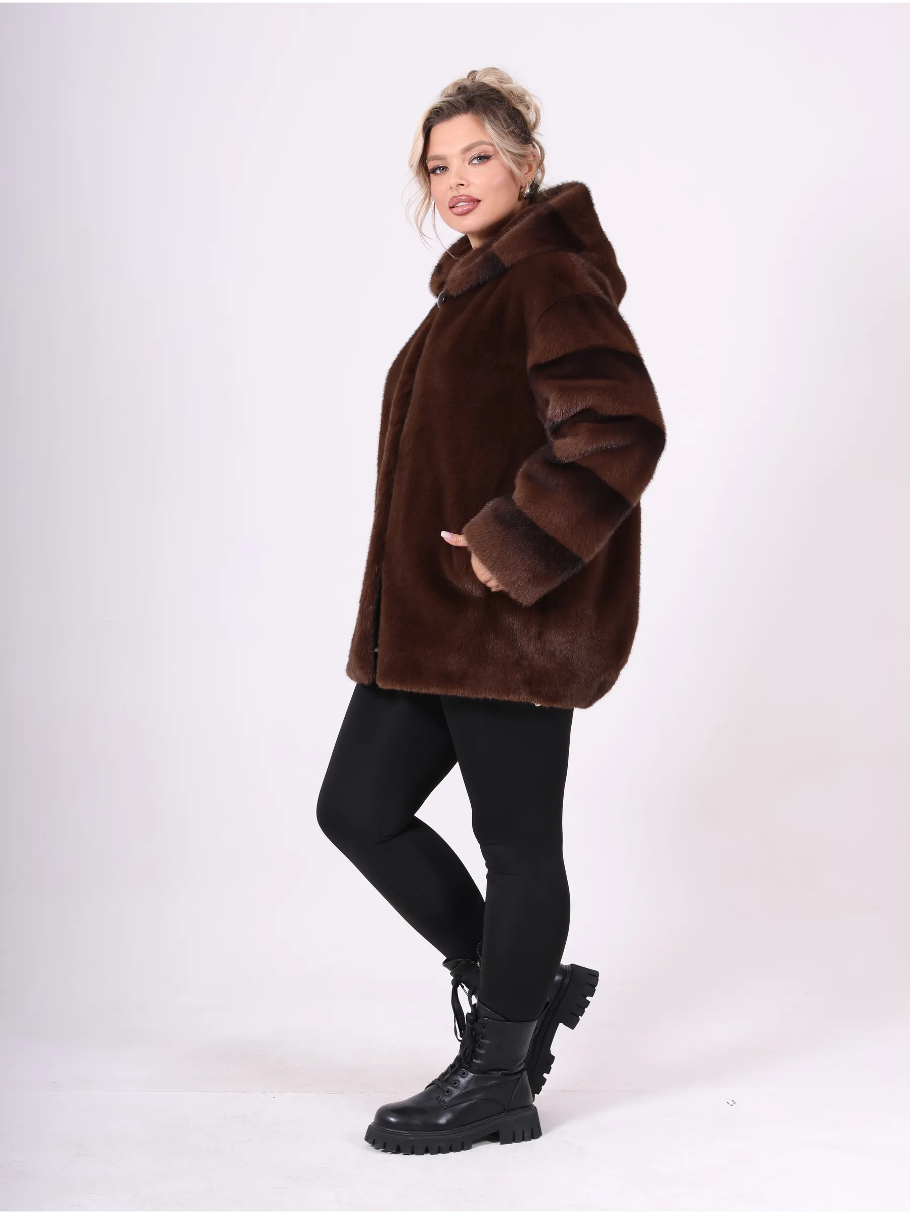 Шуба короткая из эко меха с капюшоном