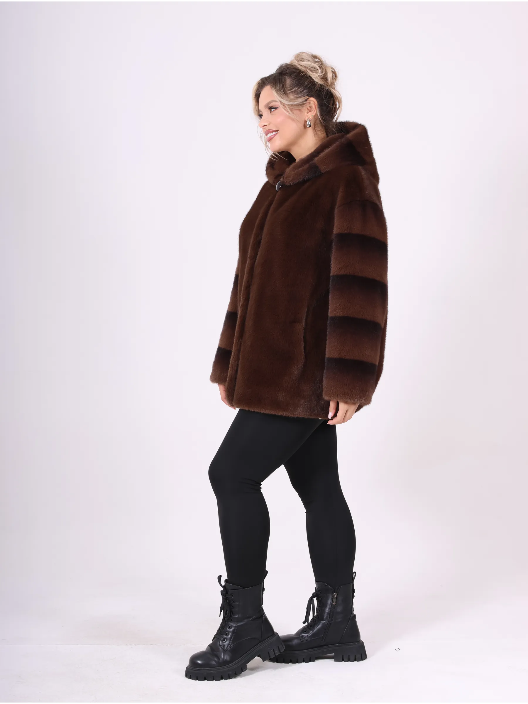 Шуба короткая из эко меха с капюшоном