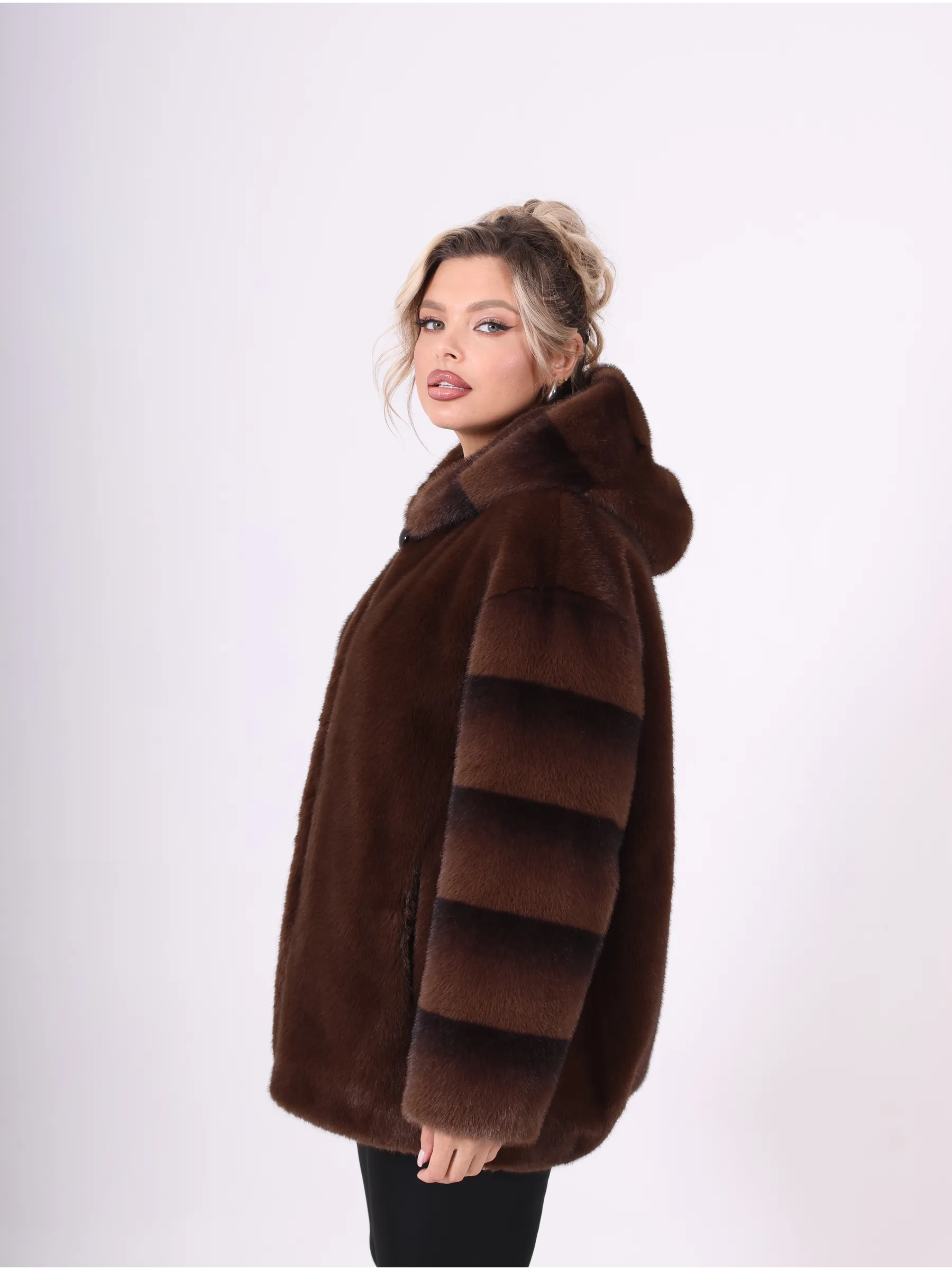 Шуба короткая из эко меха с капюшоном