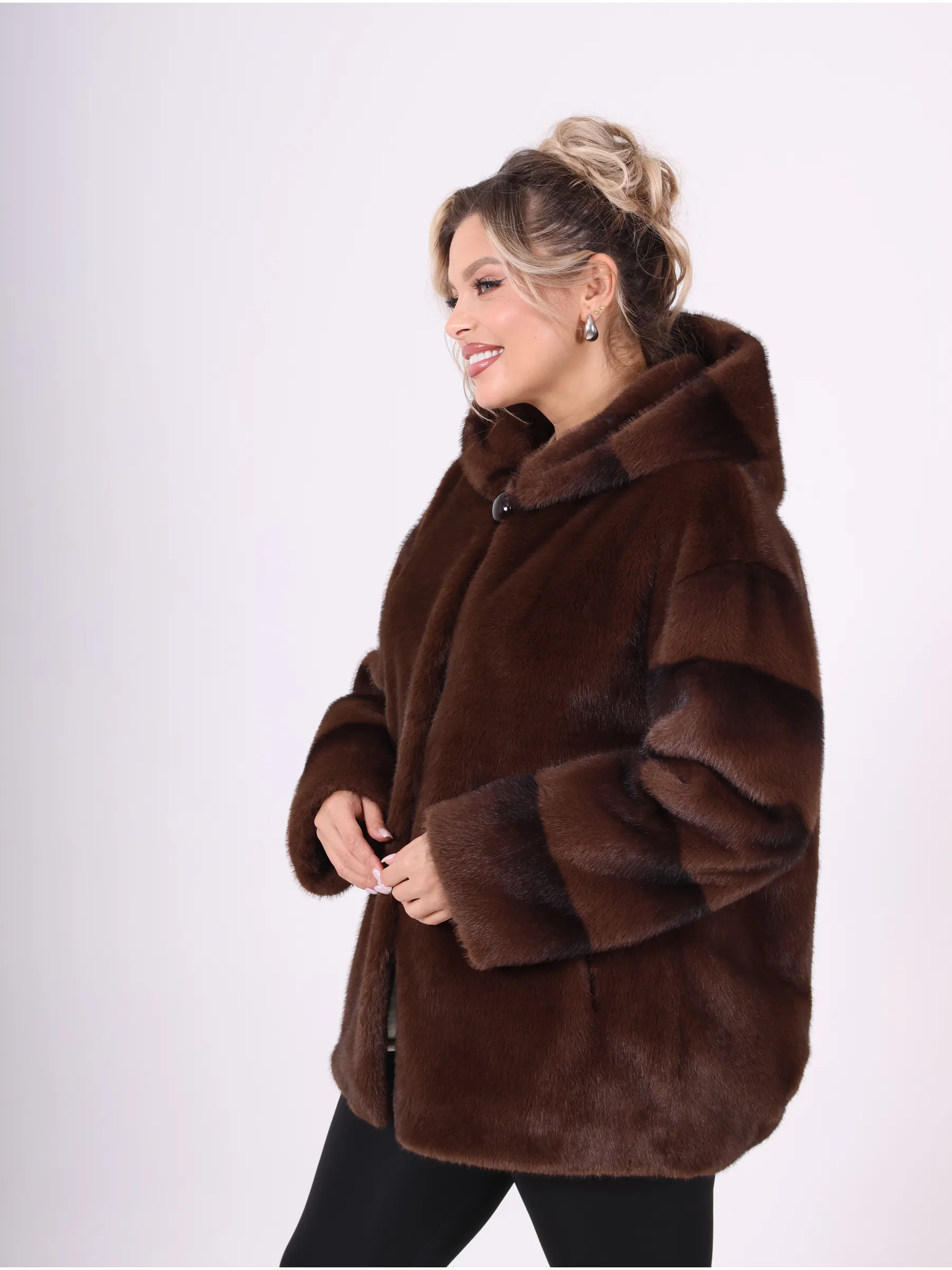 Шуба короткая из эко меха с капюшоном