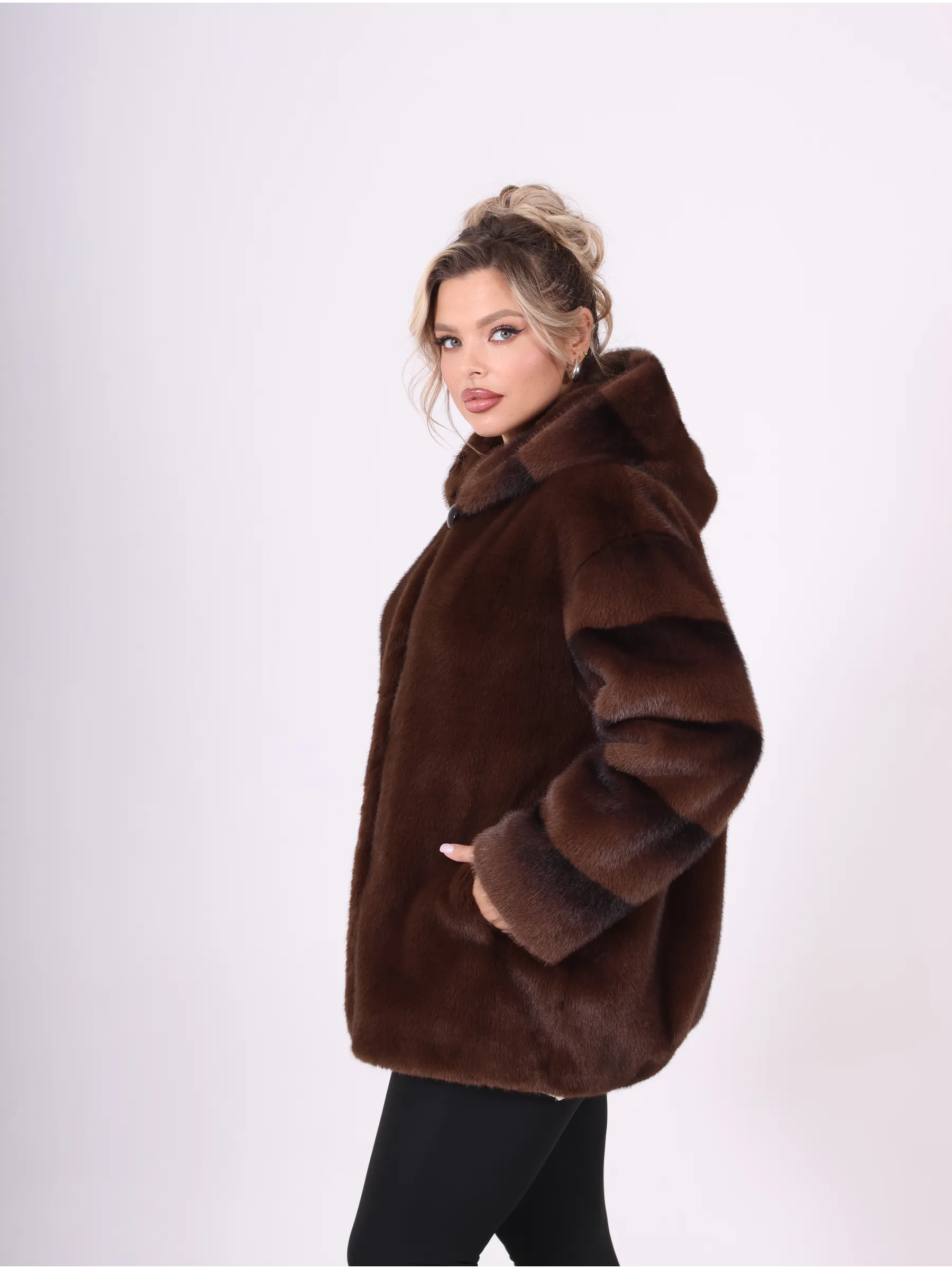 Шуба короткая из эко меха с капюшоном