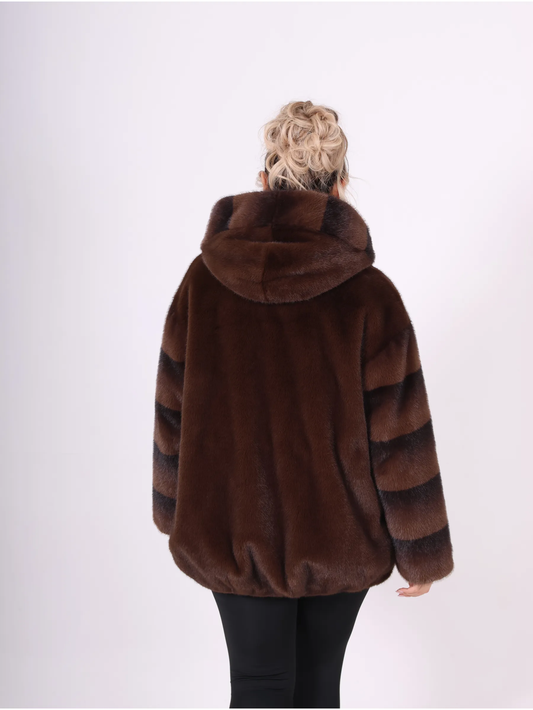 Шуба короткая из эко меха с капюшоном