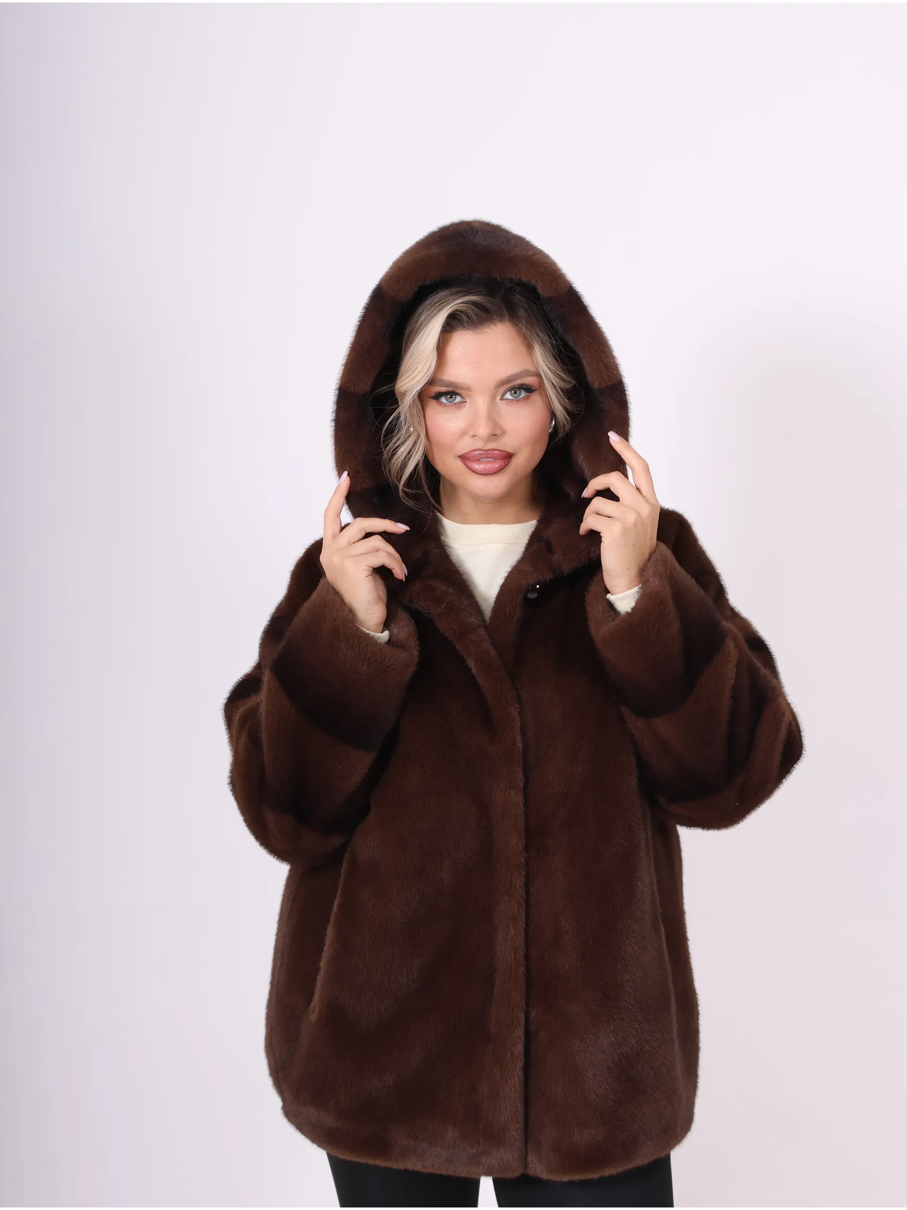 Шуба короткая из эко меха с капюшоном