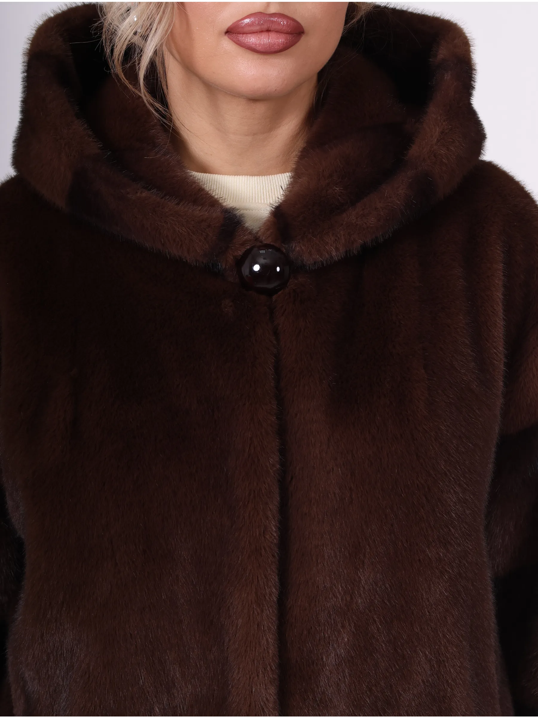 Шуба короткая из эко меха с капюшоном