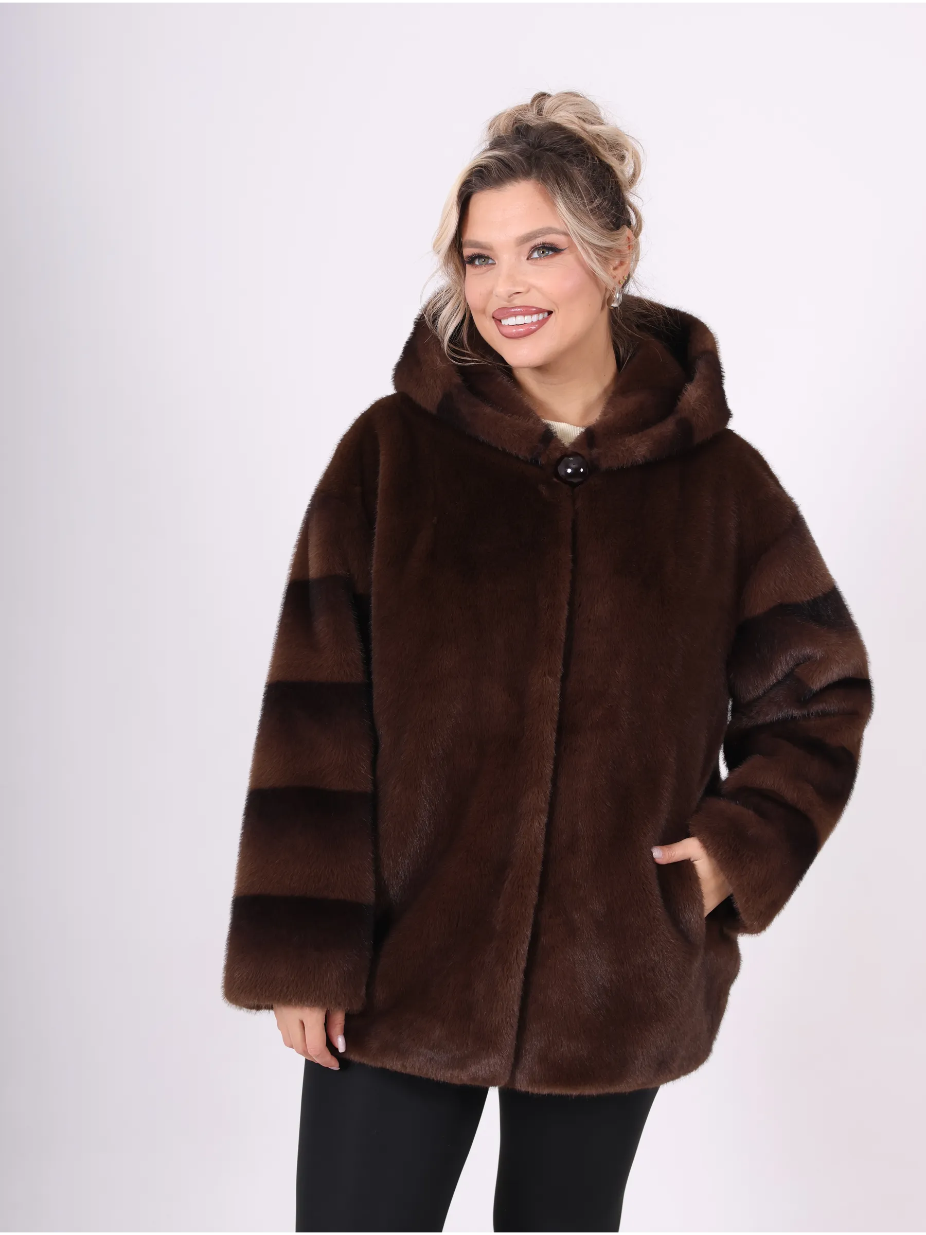 Шуба короткая из эко меха с капюшоном