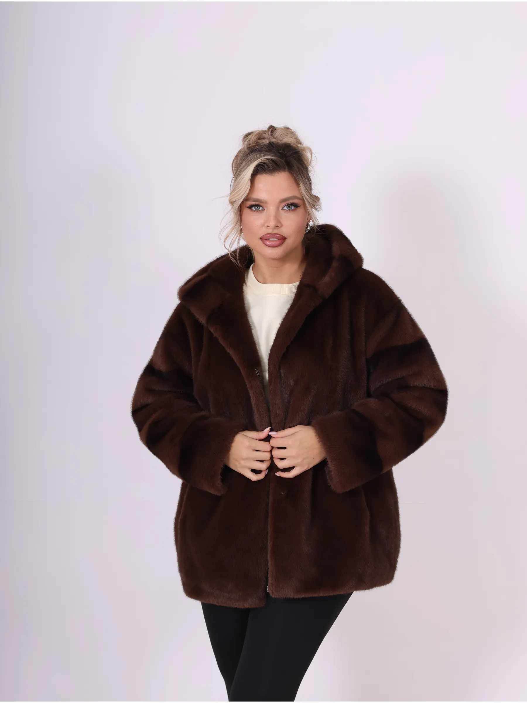 Шуба короткая из эко меха с капюшоном