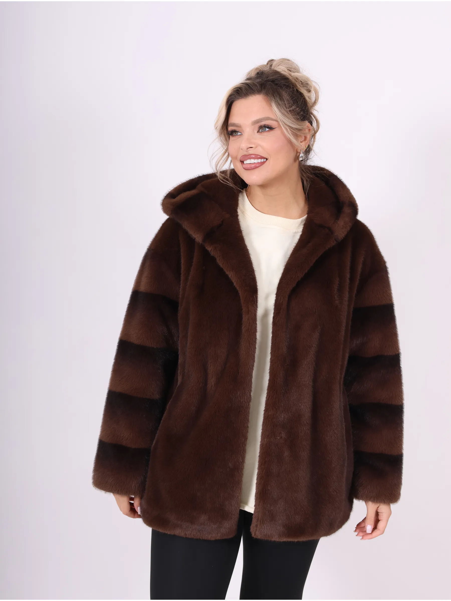 Шуба короткая из эко меха с капюшоном