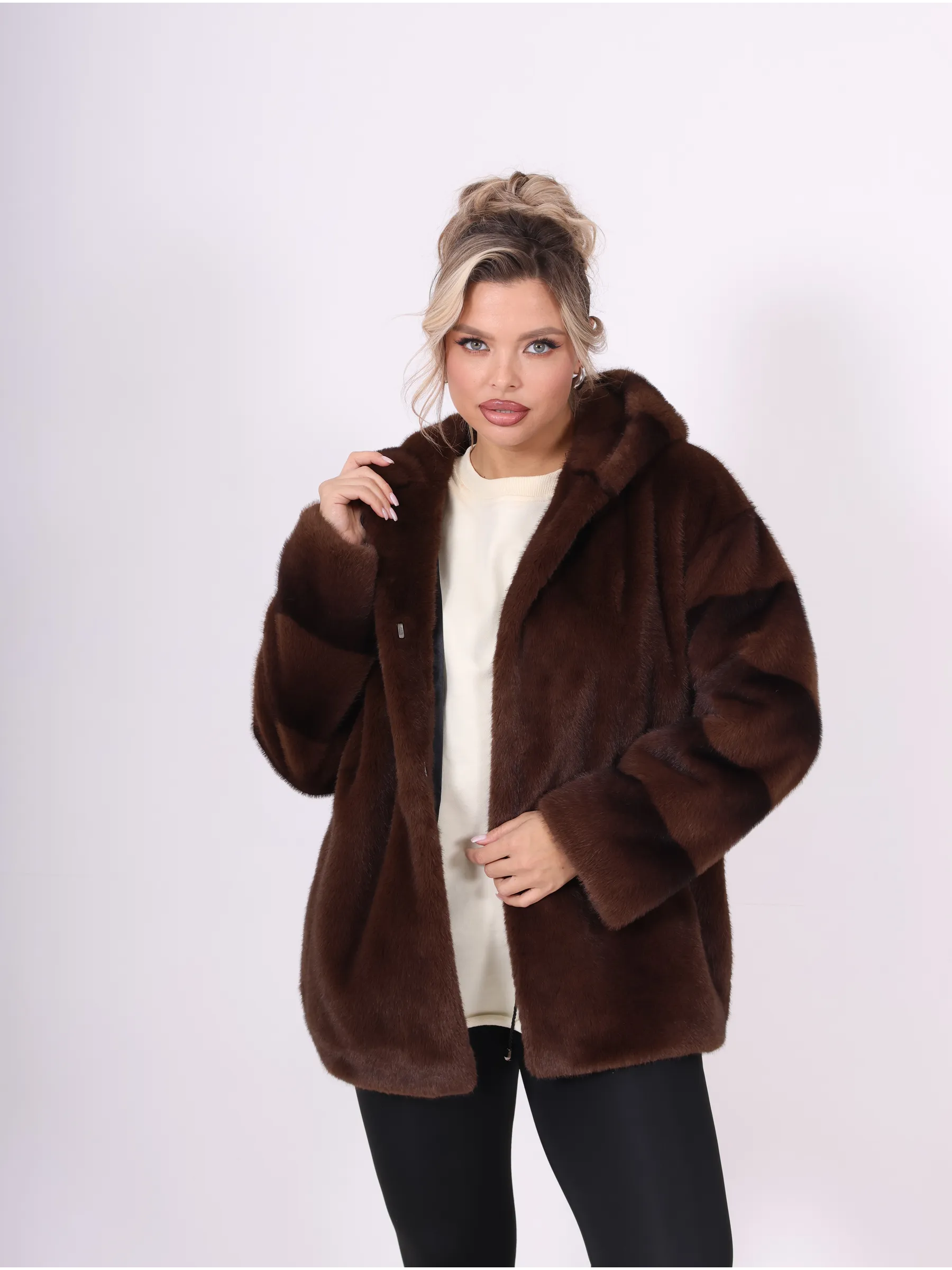 Шуба короткая из эко меха с капюшоном