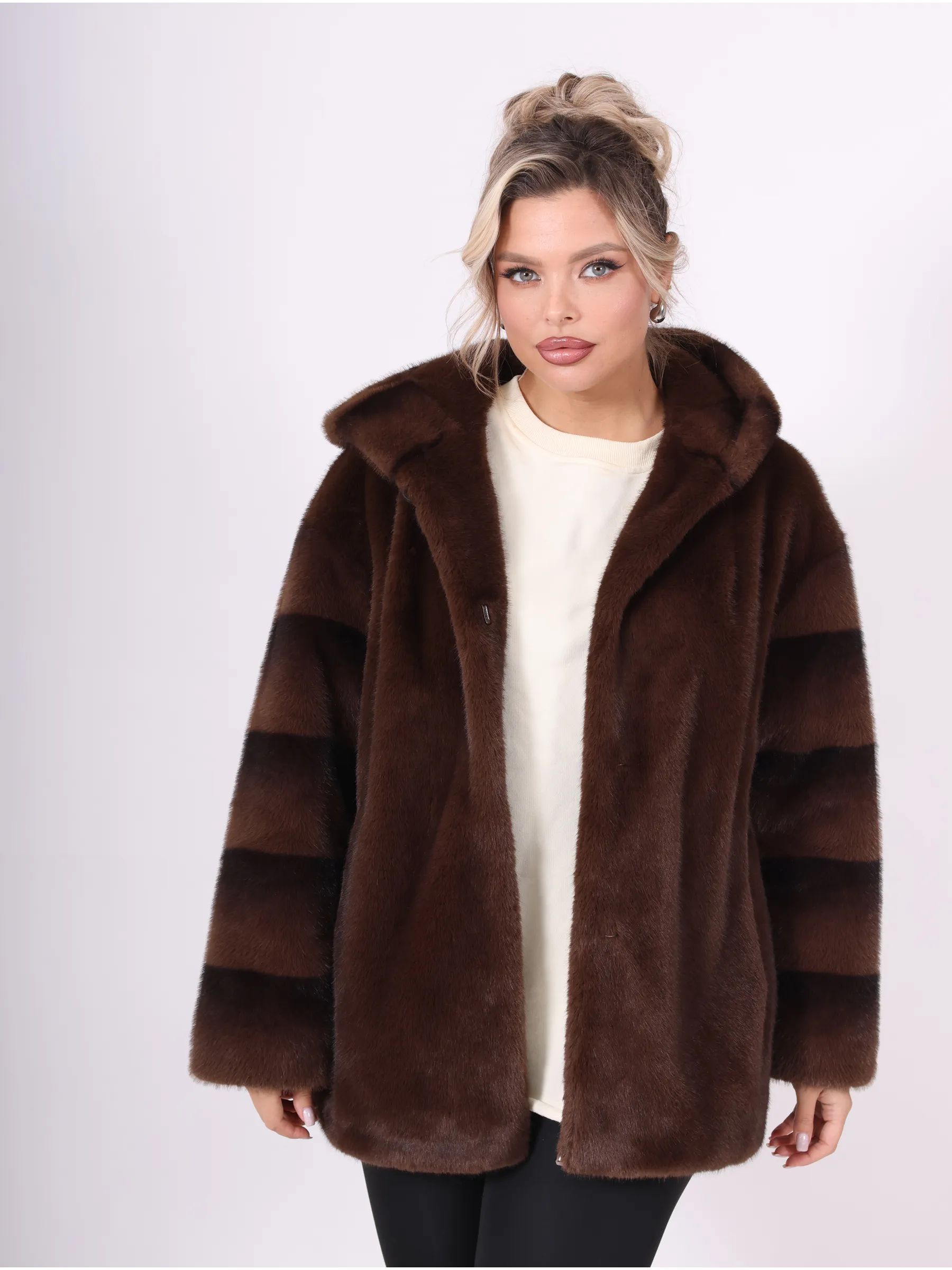 Шуба короткая из эко меха с капюшоном