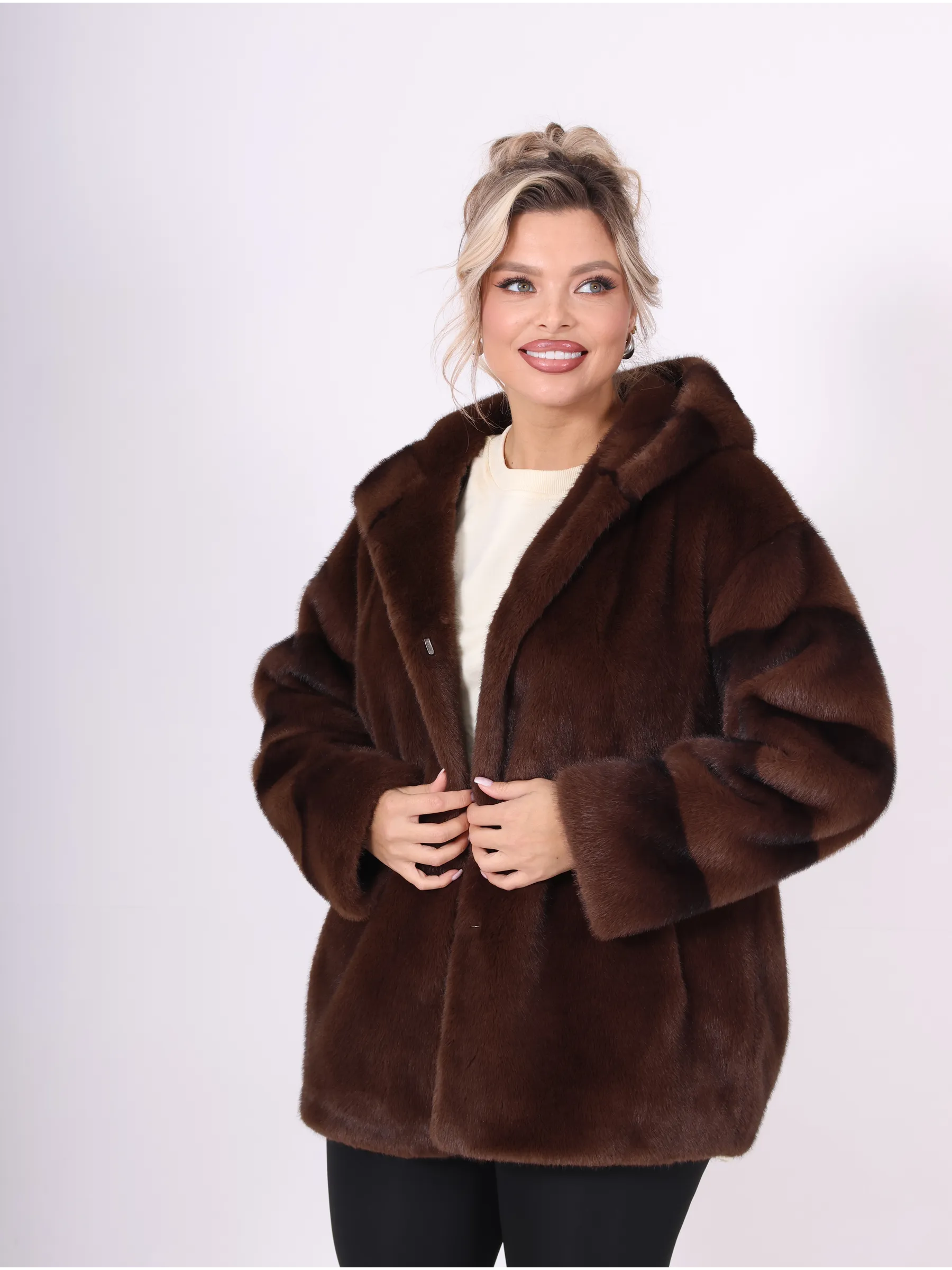 Шуба короткая из эко меха с капюшоном