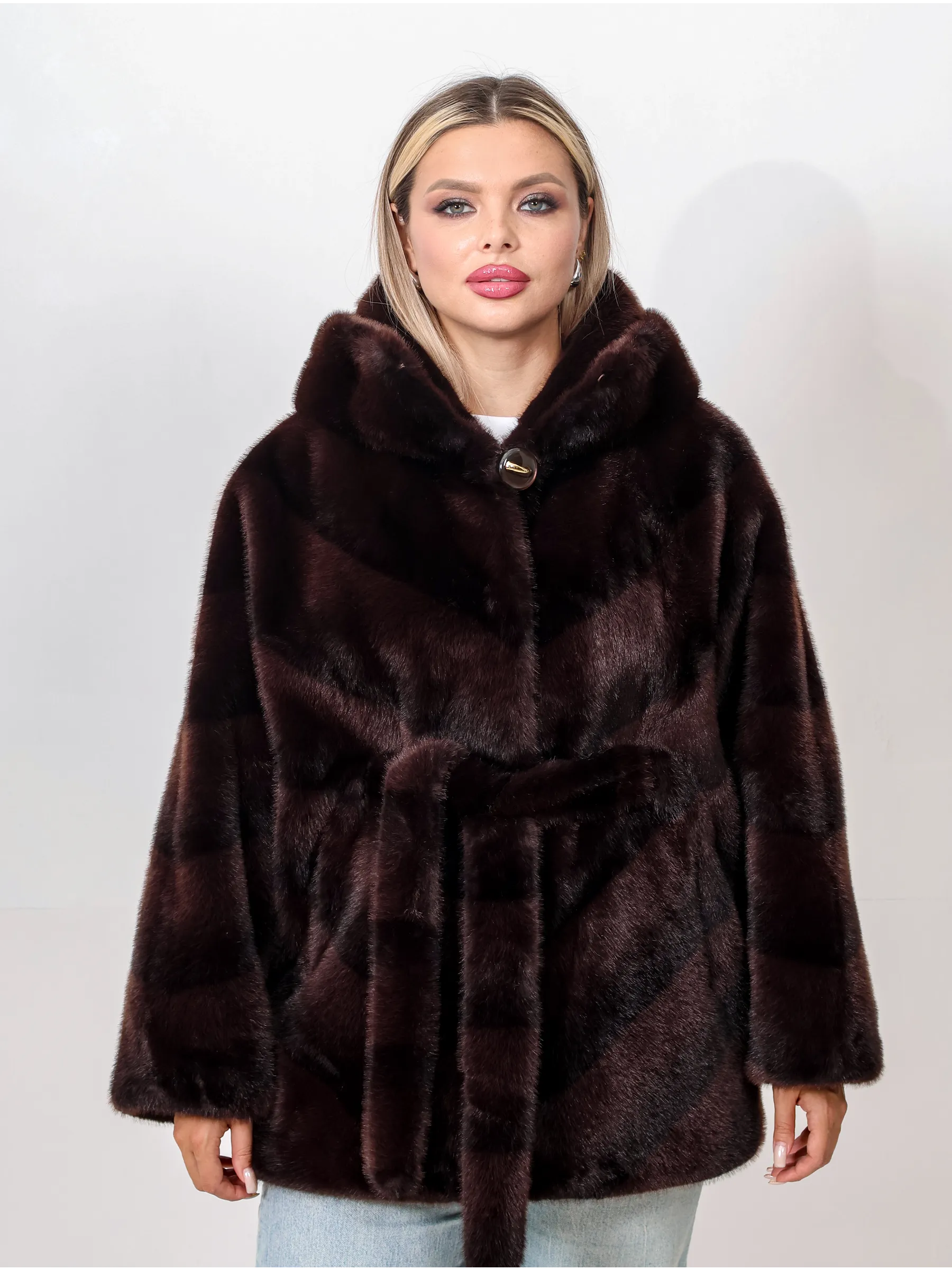 Шуба короткая из эко меха с капюшоном