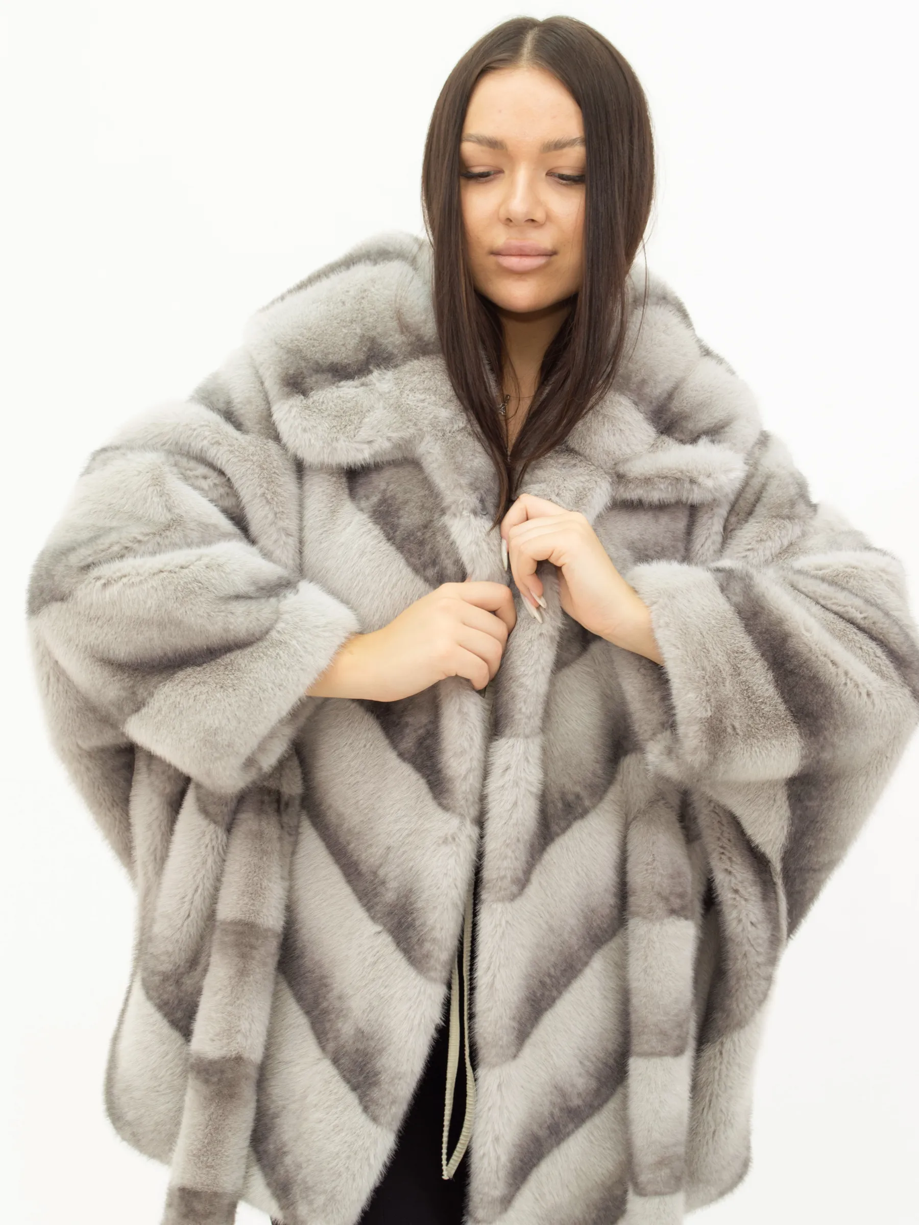 Шуба короткая из эко меха с капюшоном