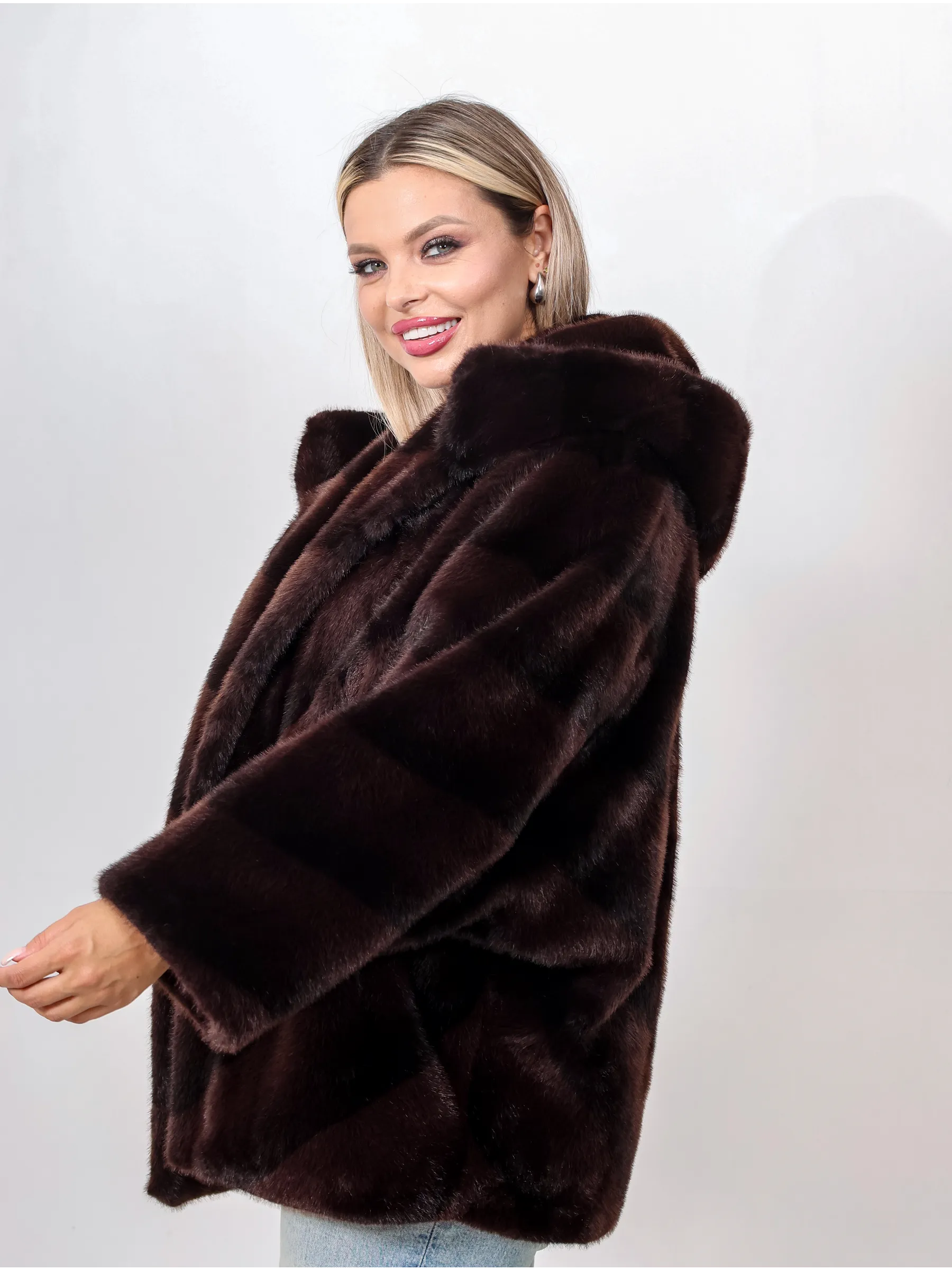 Шуба короткая из эко меха с капюшоном