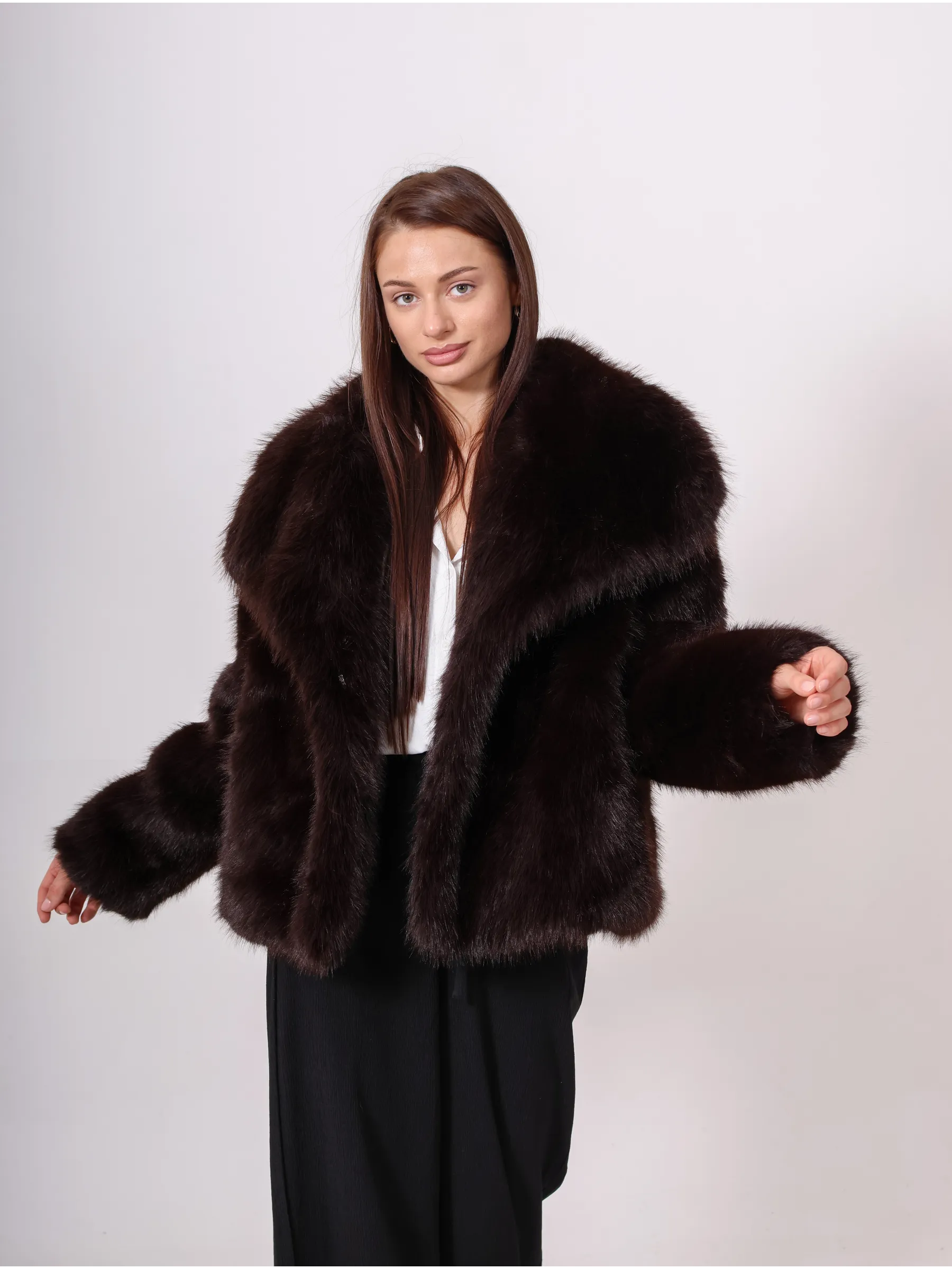 Шуба искусственная из экомеха укороченная