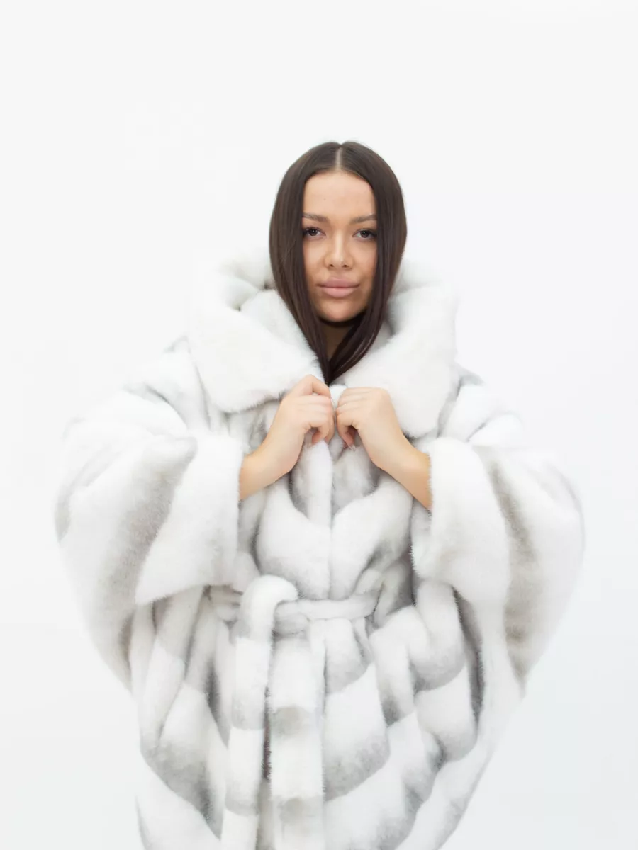 Шуба короткая из эко меха с капюшоном