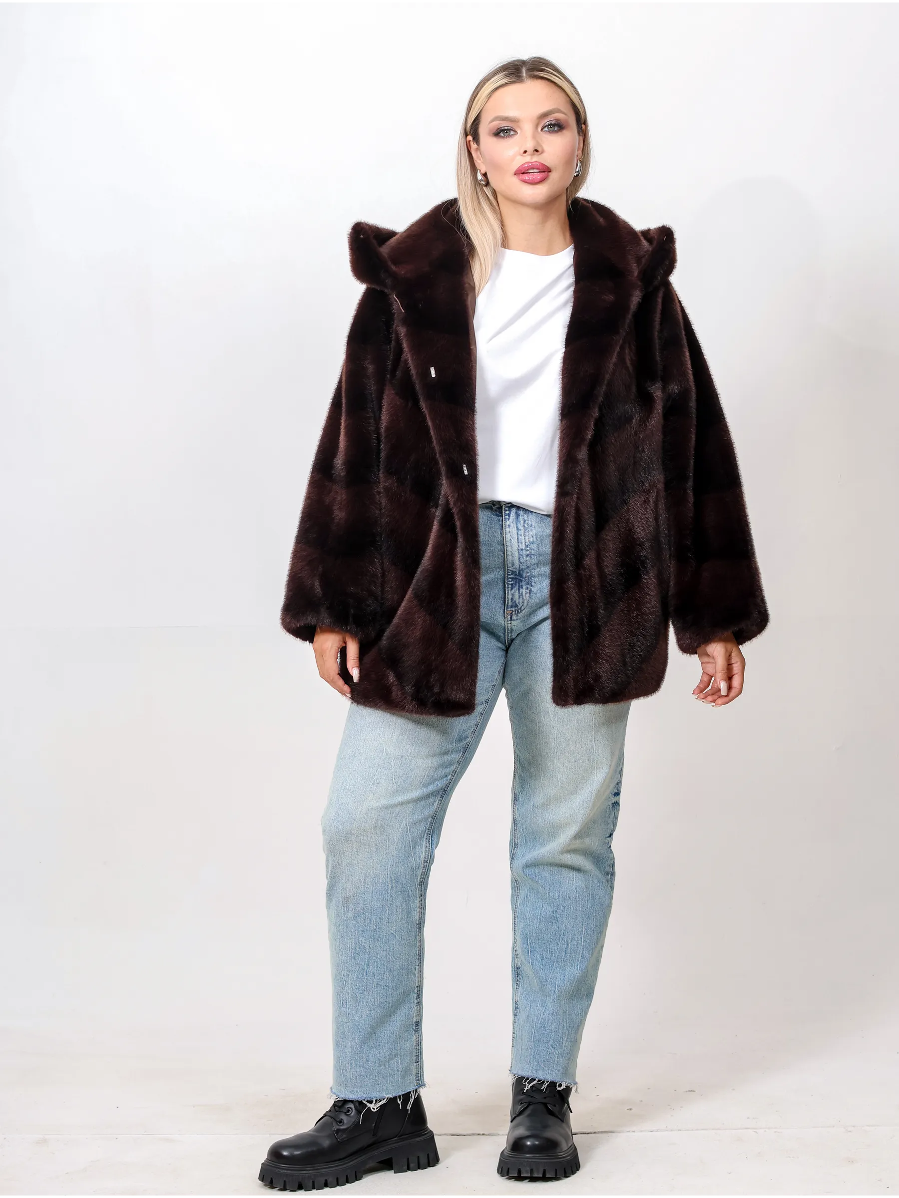 Шуба короткая из эко меха с капюшоном