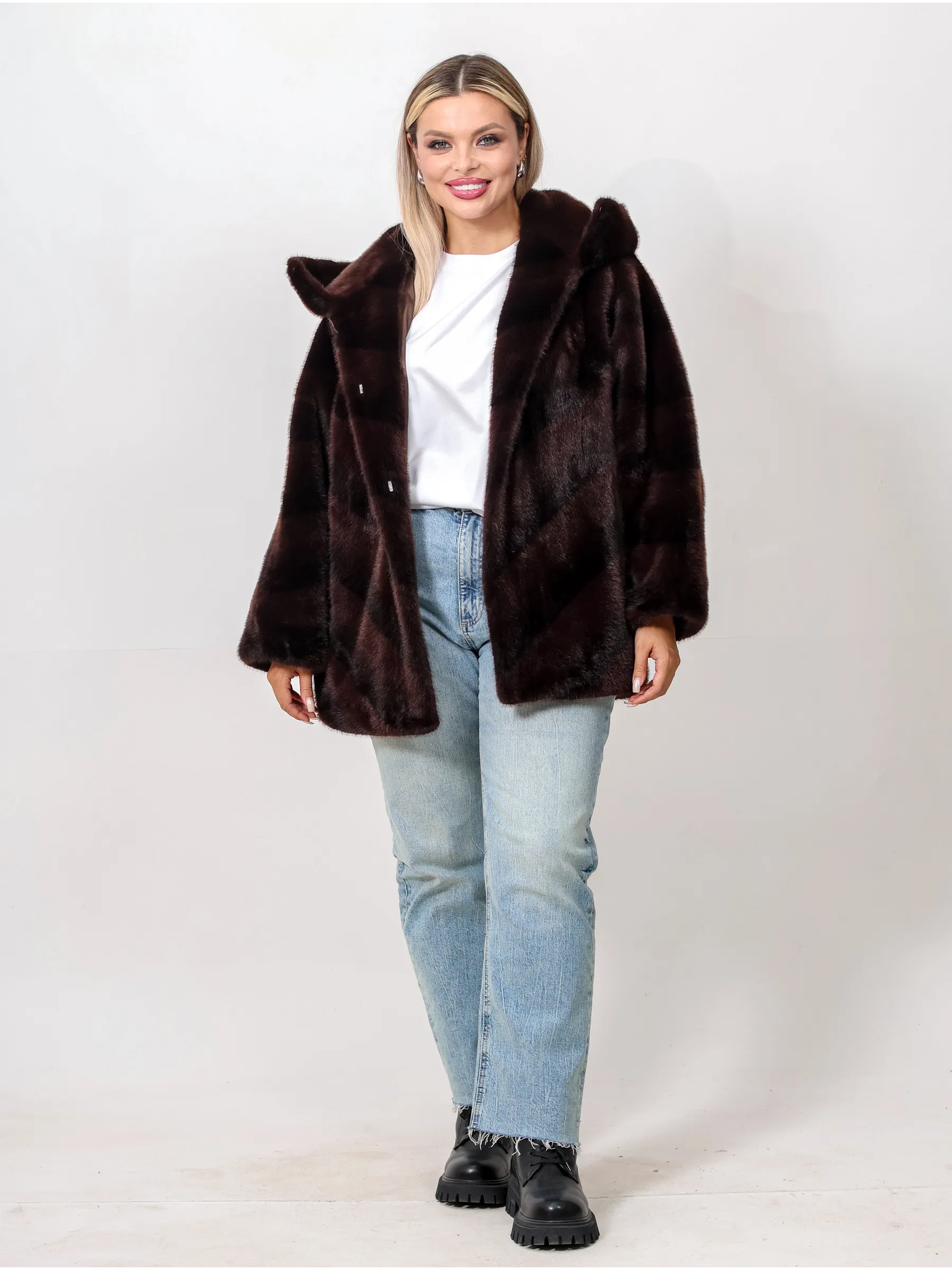 Шуба короткая из эко меха с капюшоном