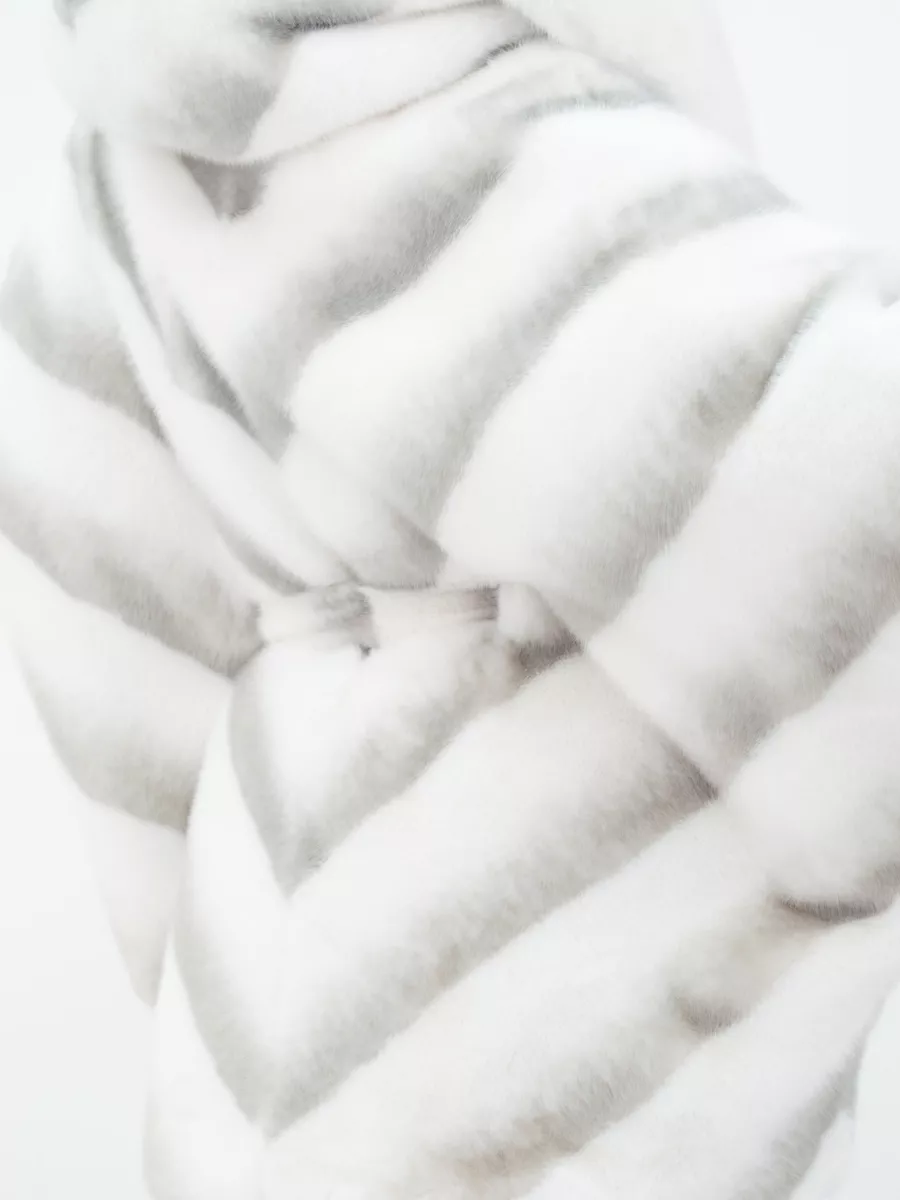 Шуба короткая из эко меха с капюшоном