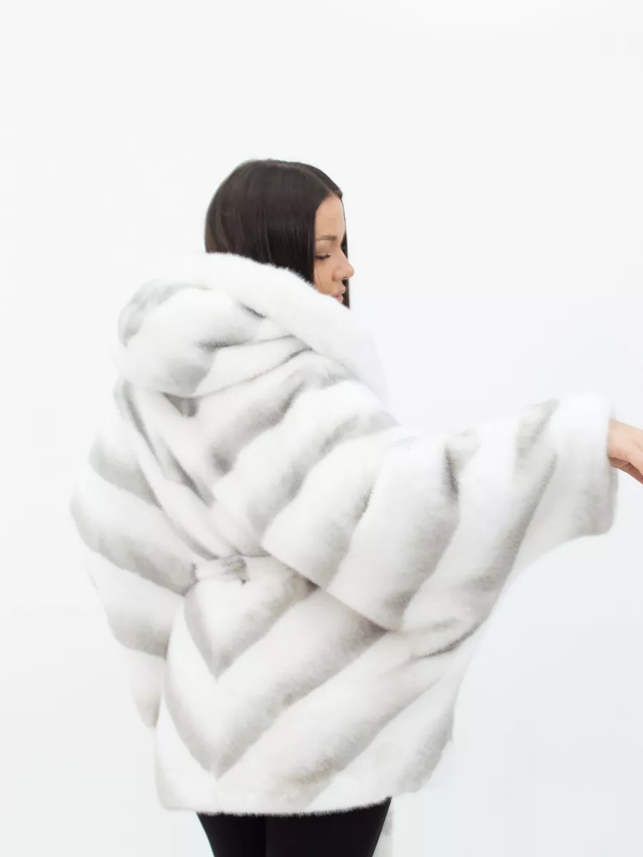 Шуба короткая из эко меха с капюшоном