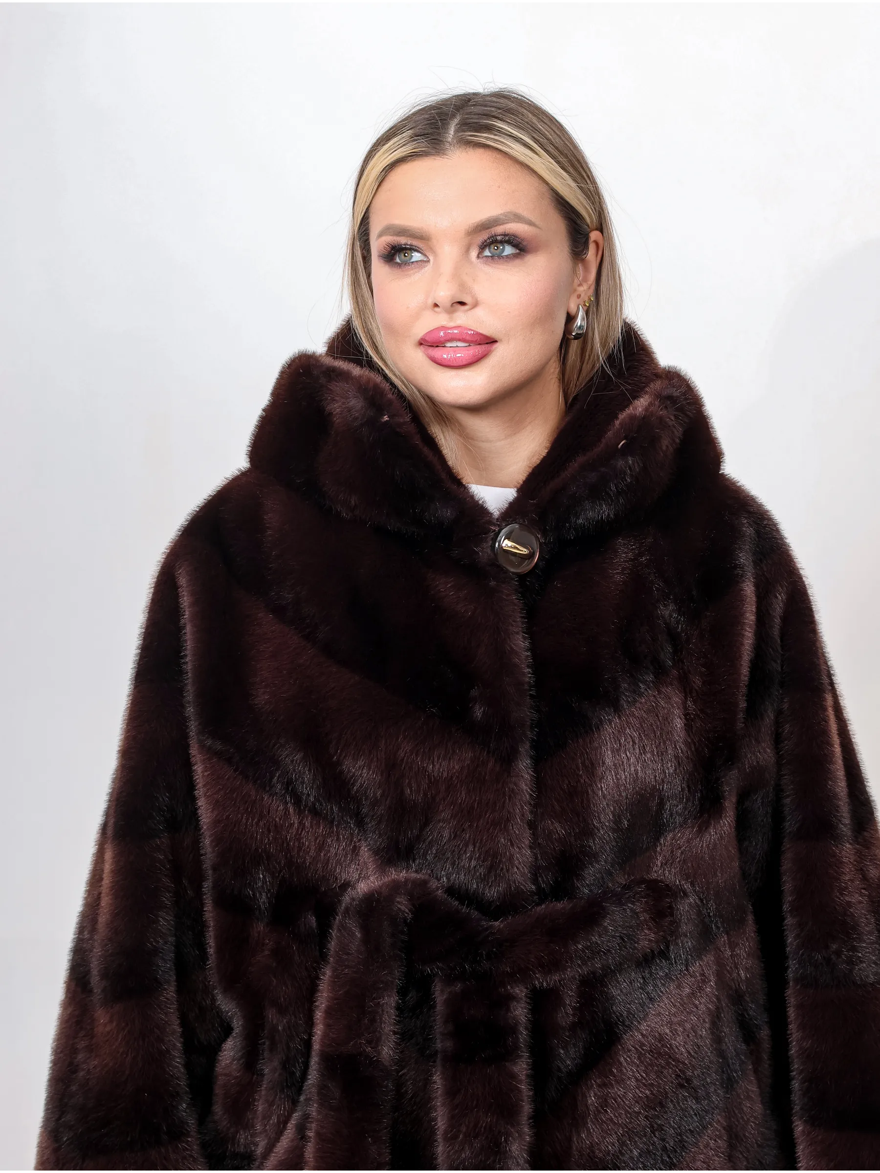 Шуба короткая из эко меха с капюшоном