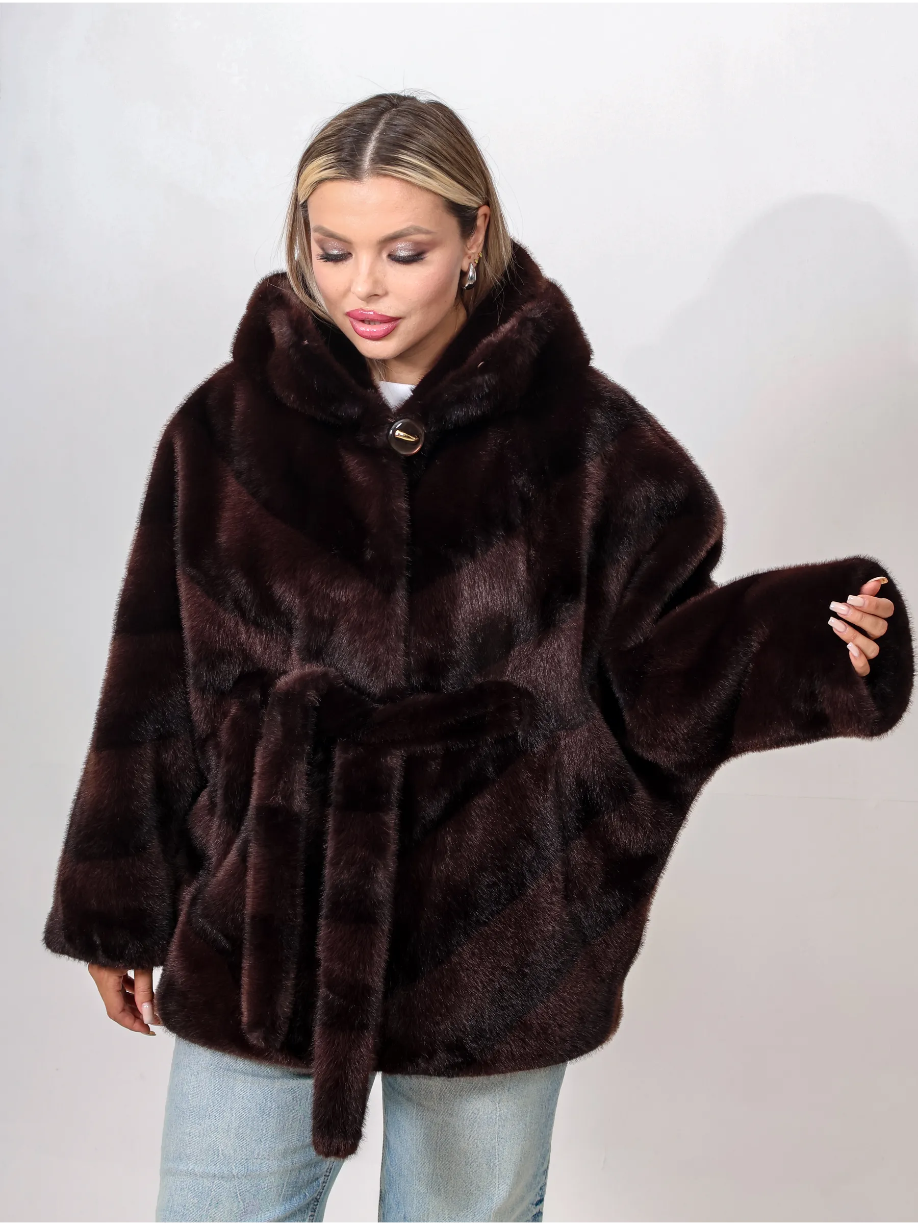 Шуба короткая из эко меха с капюшоном