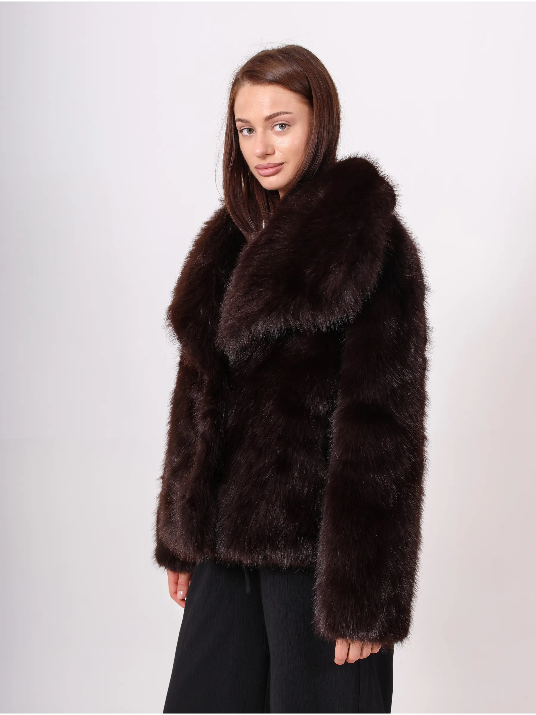 Шуба искусственная из экомеха укороченная
