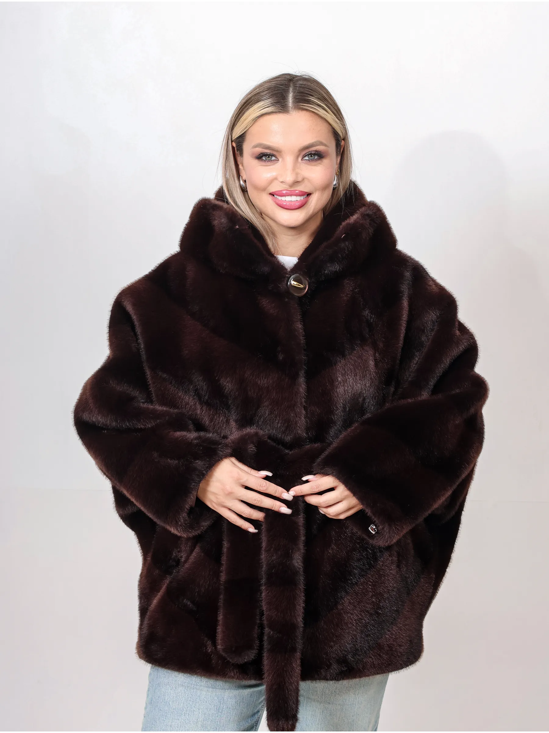 Шуба короткая из эко меха с капюшоном