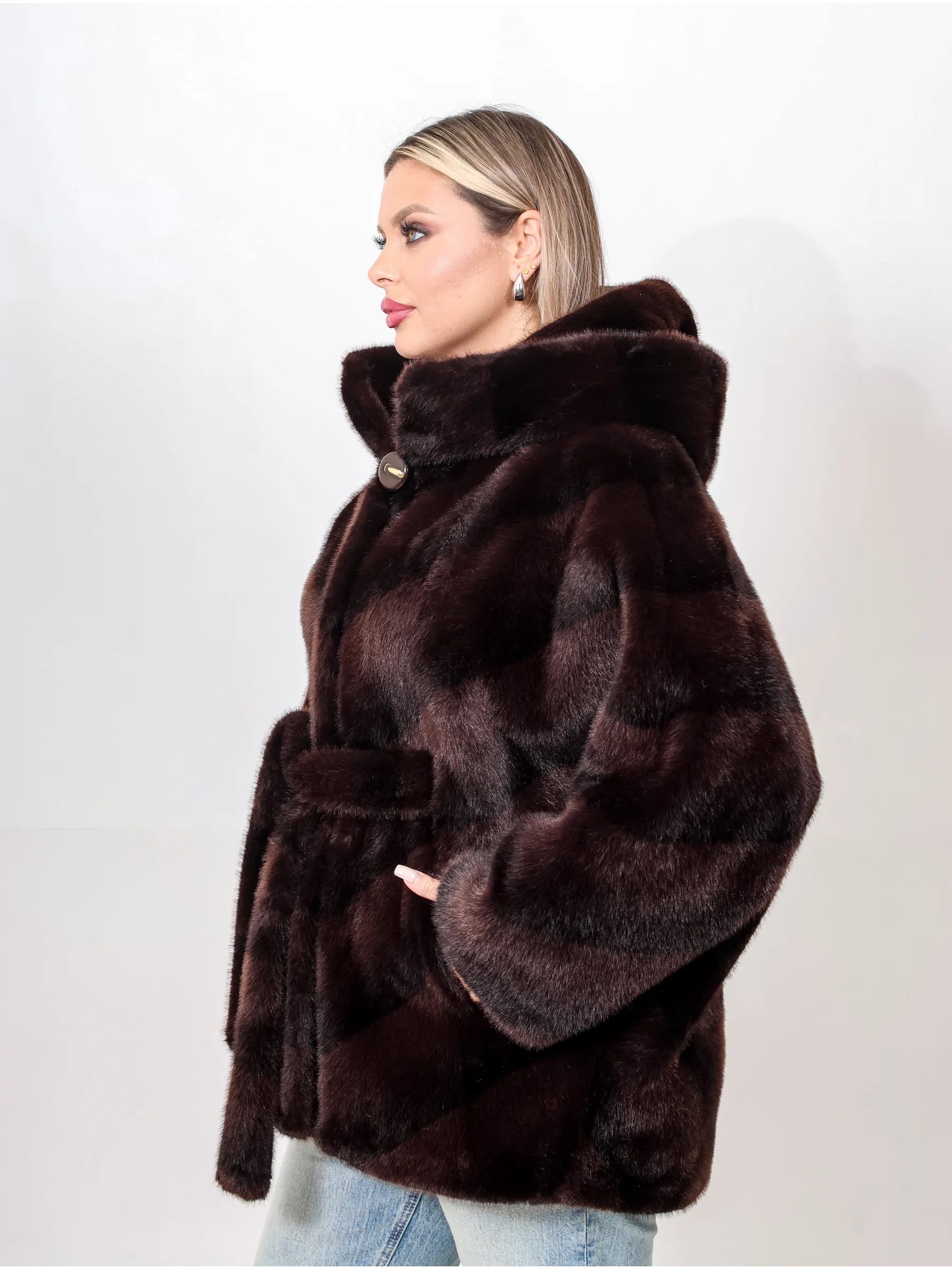 Шуба короткая из эко меха с капюшоном