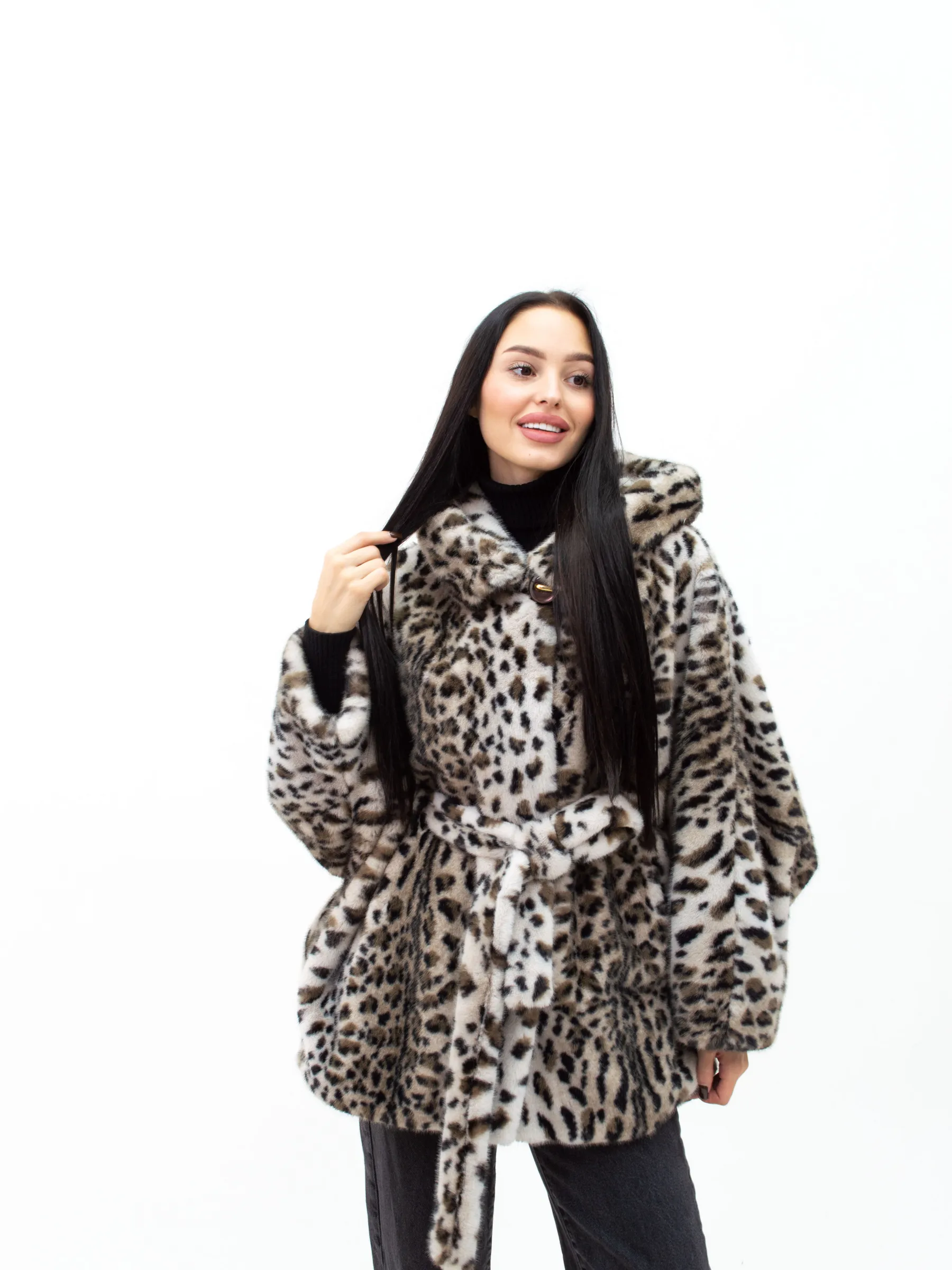 Шуба короткая из эко меха с капюшоном