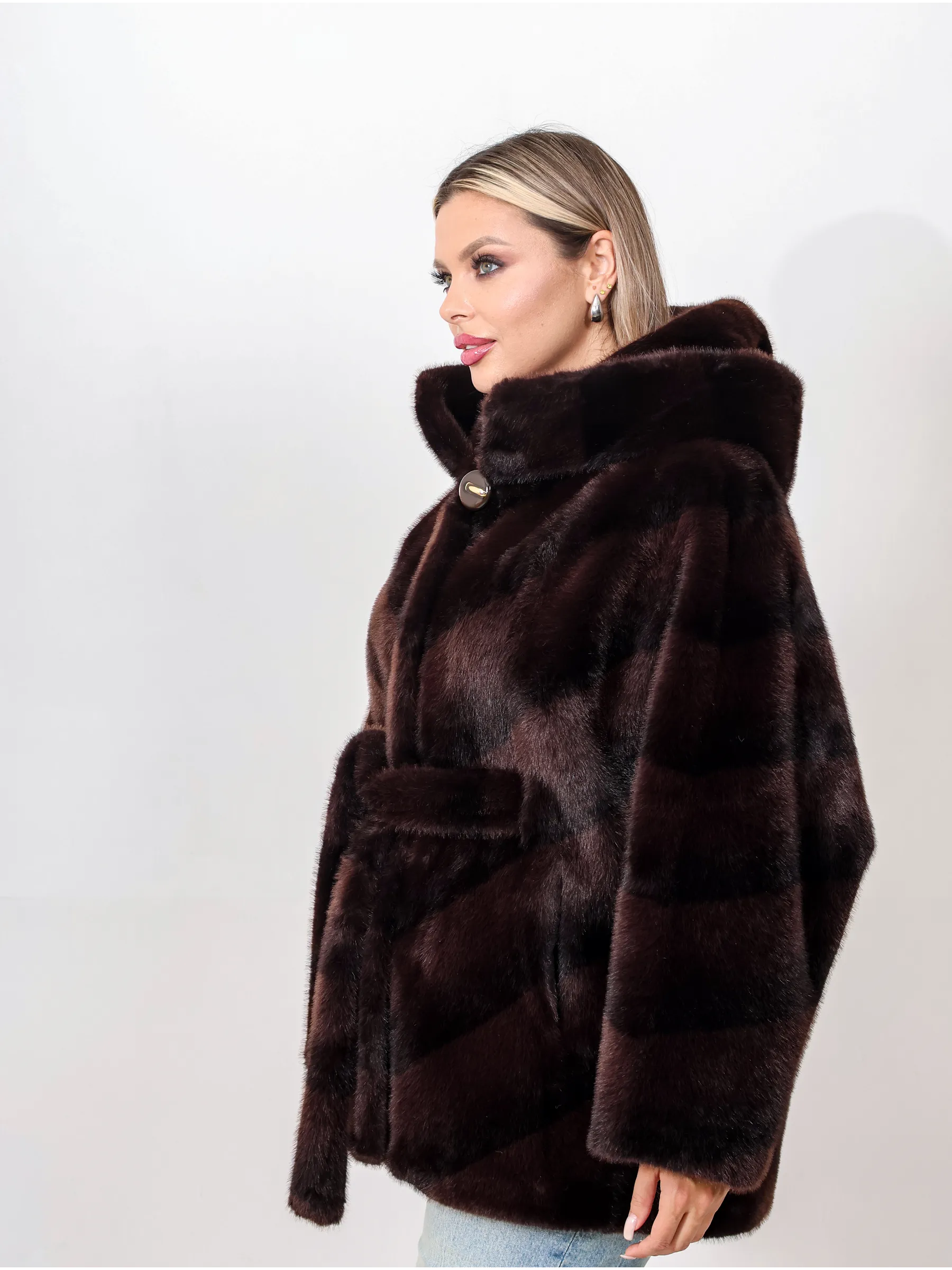 Шуба короткая из эко меха с капюшоном