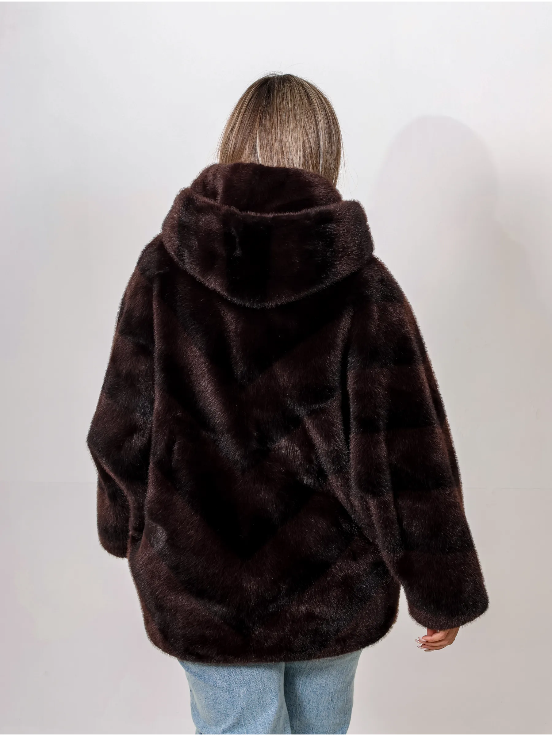 Шуба короткая из эко меха с капюшоном