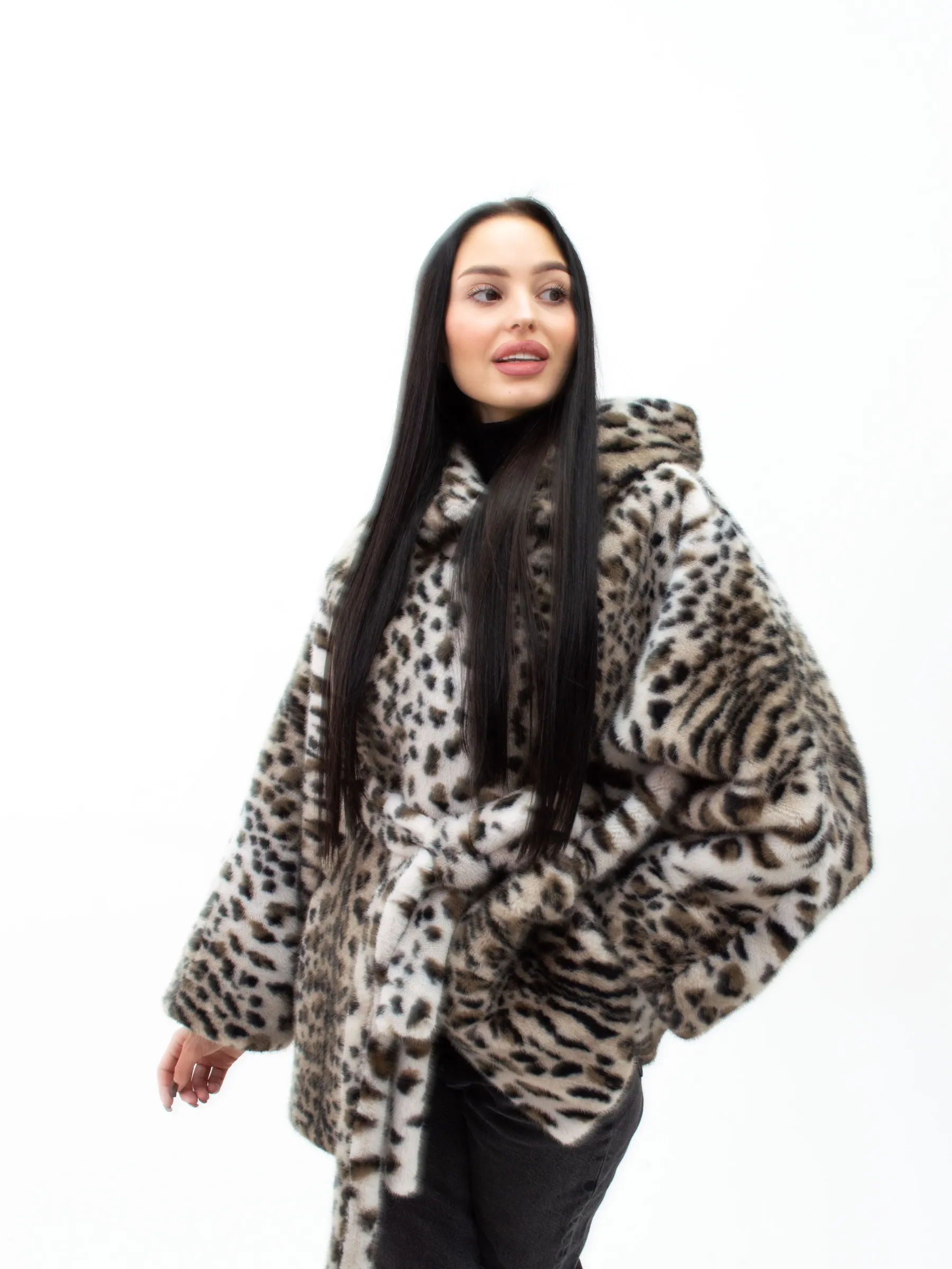 Шуба короткая из эко меха с капюшоном