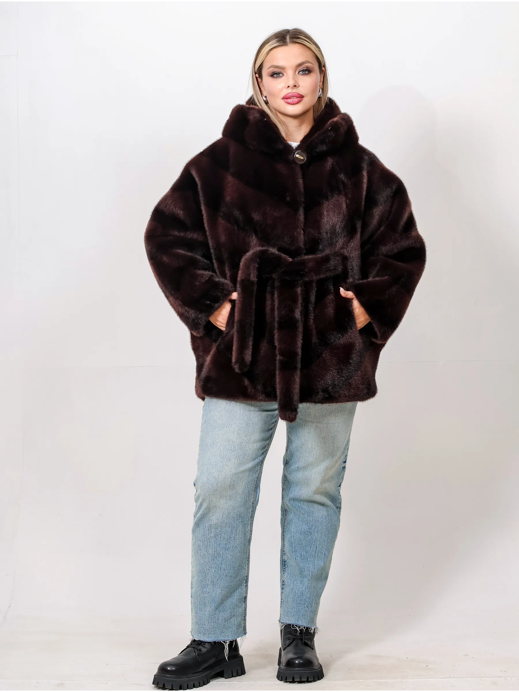Шуба короткая из эко меха с капюшоном