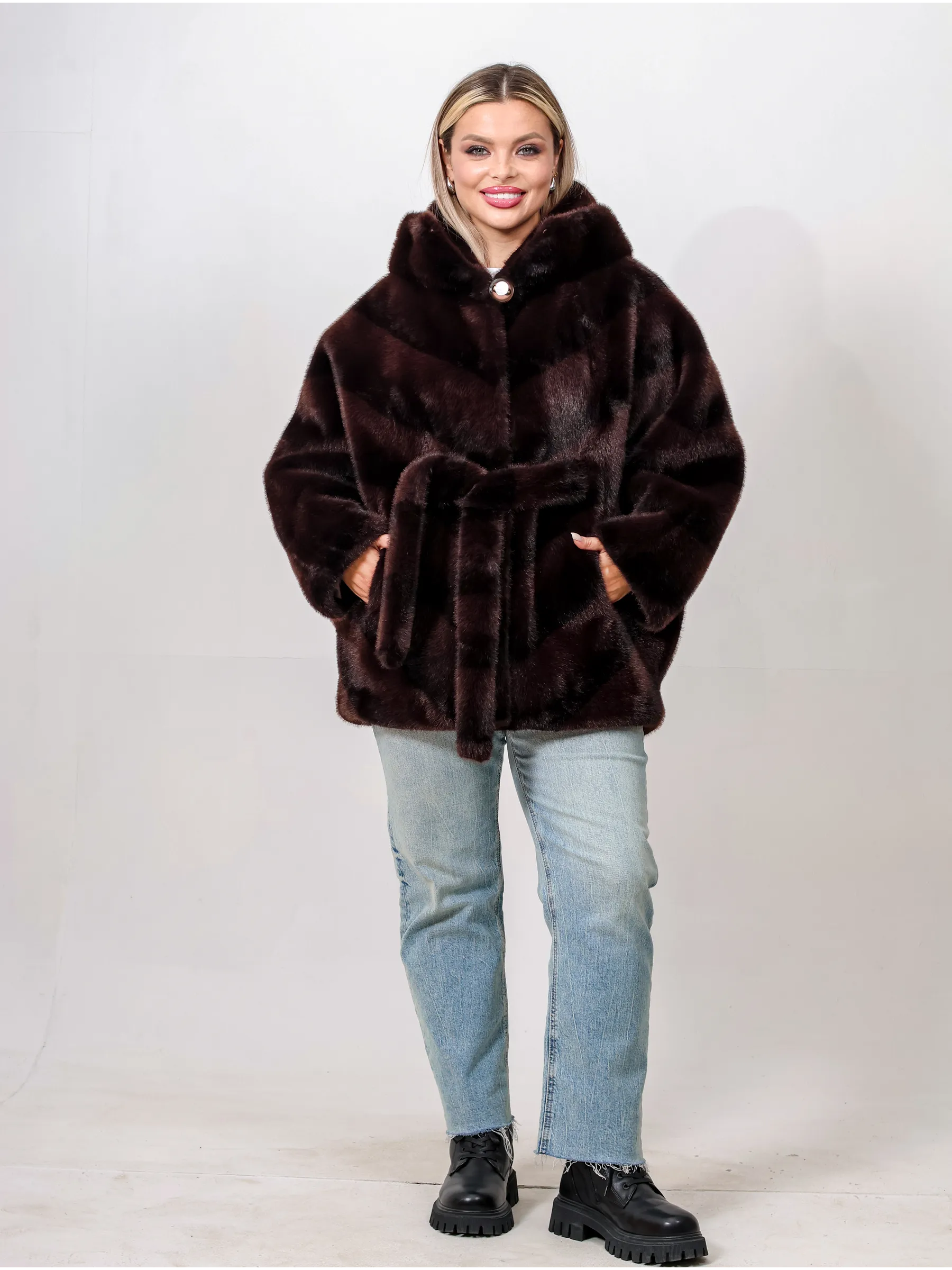 Шуба короткая из эко меха с капюшоном