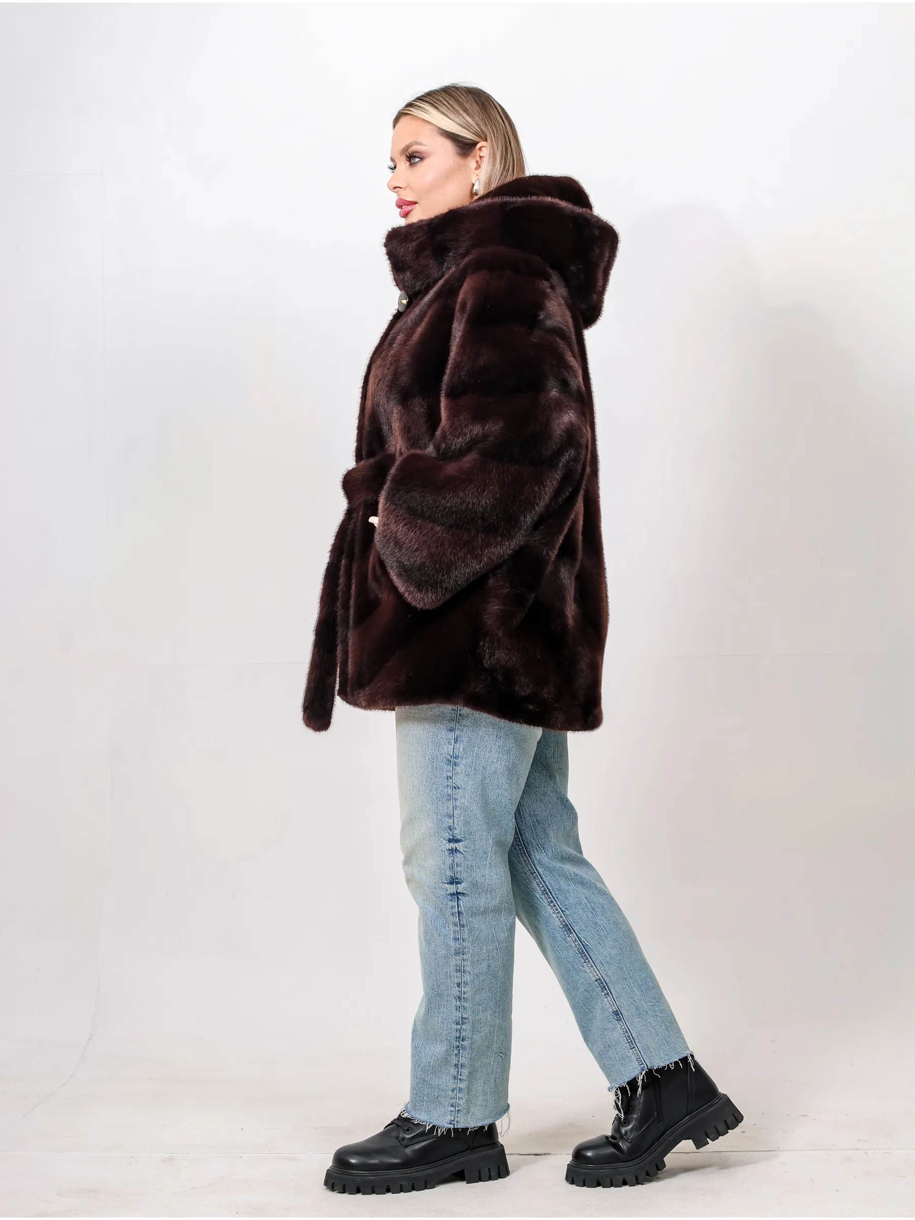 Шуба короткая из эко меха с капюшоном
