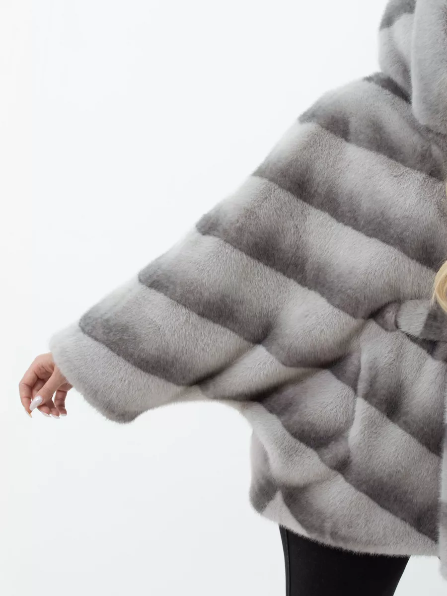 Шуба короткая из эко меха с капюшоном