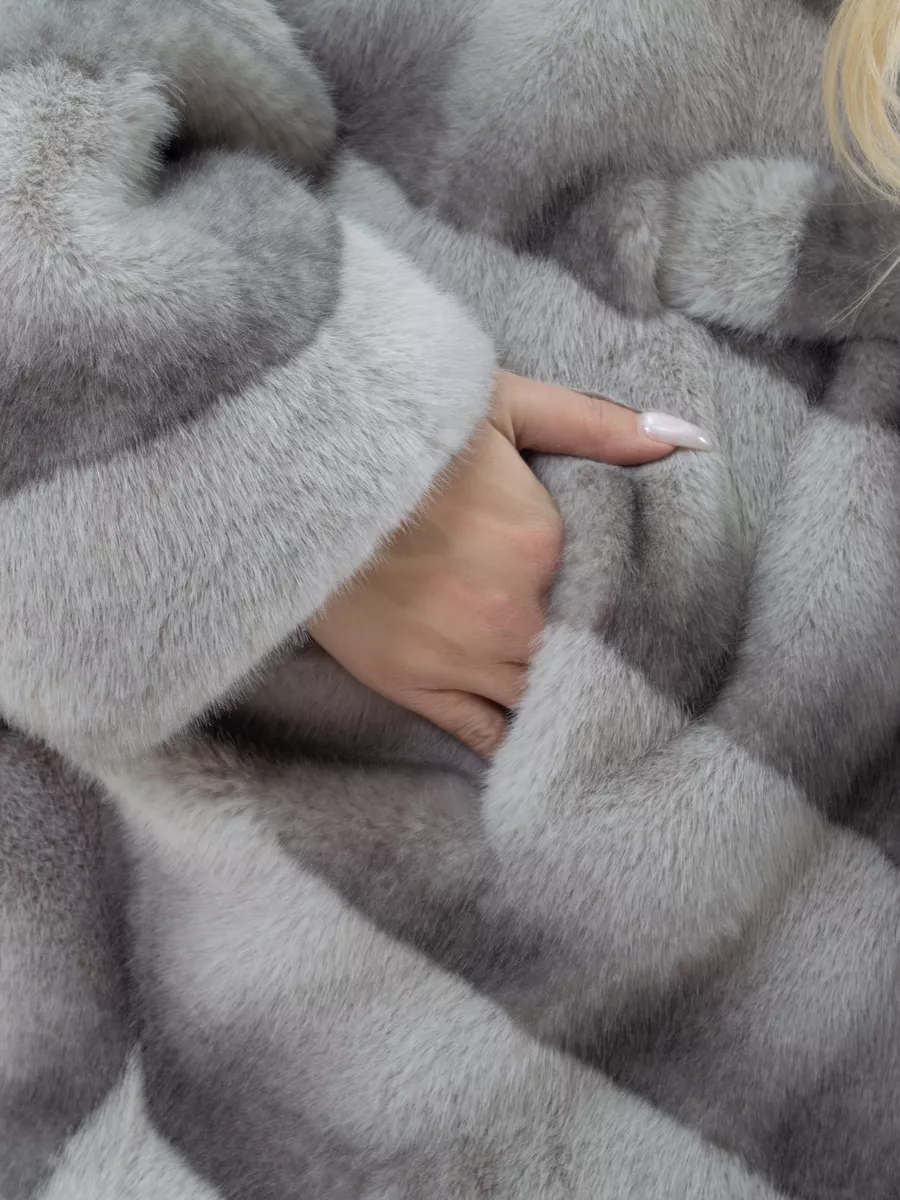 Шуба короткая из эко меха с капюшоном