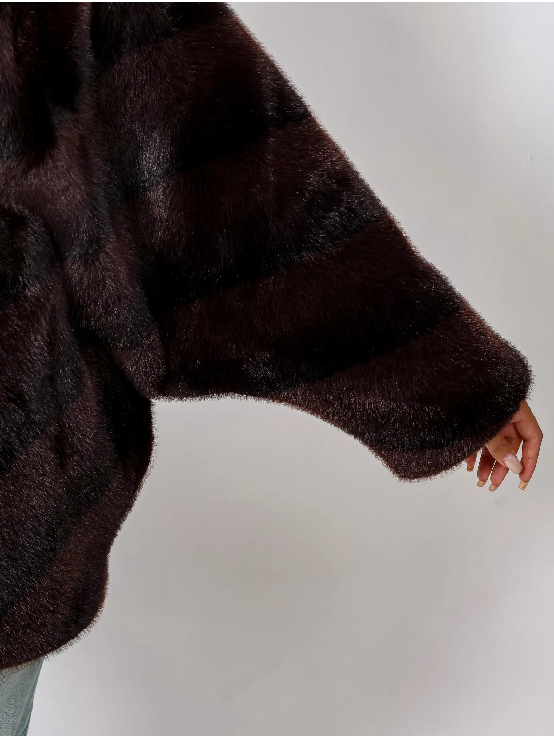 Шуба короткая из эко меха с капюшоном