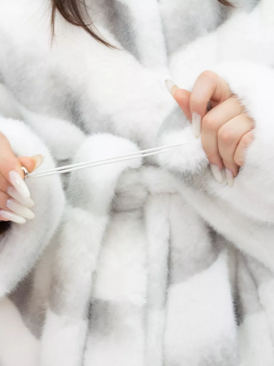 Шуба короткая из эко меха с капюшоном