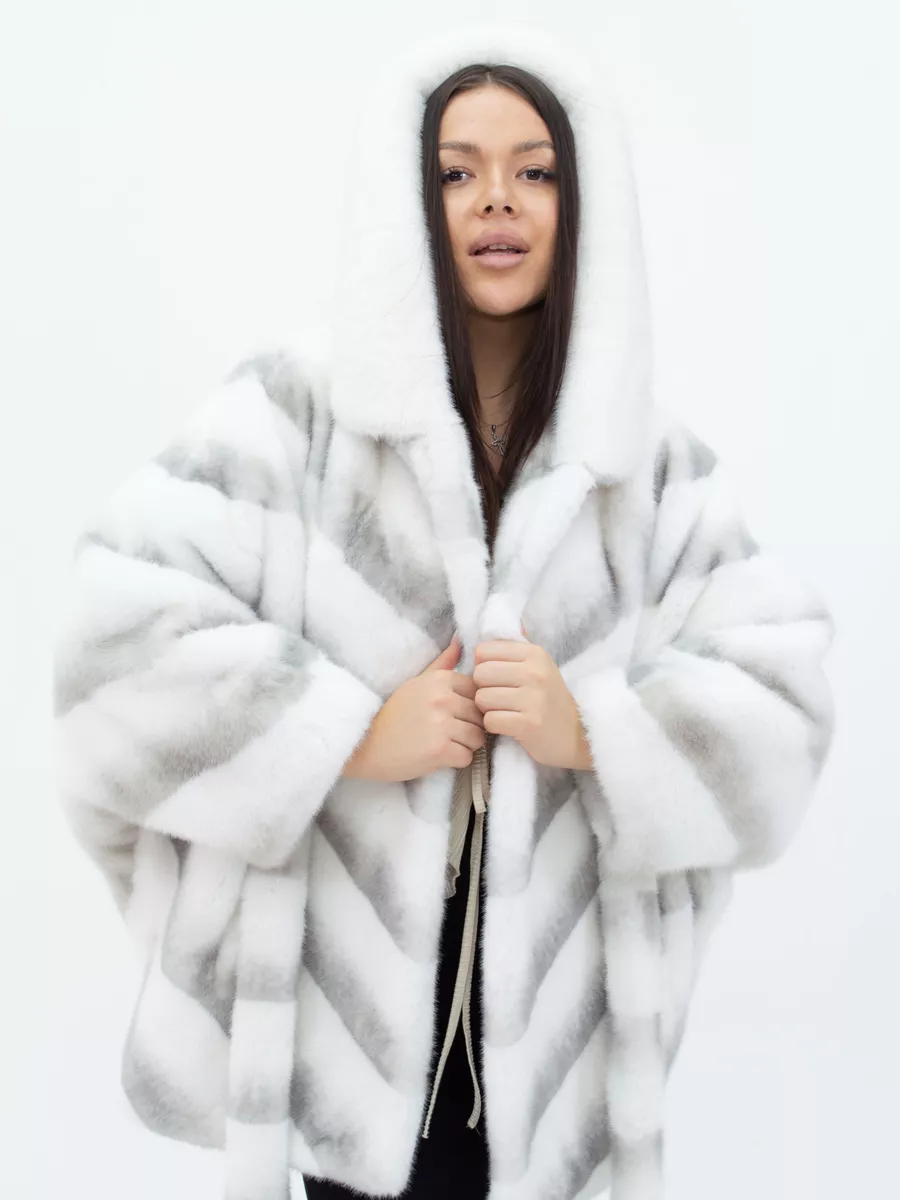 Шуба короткая из эко меха с капюшоном