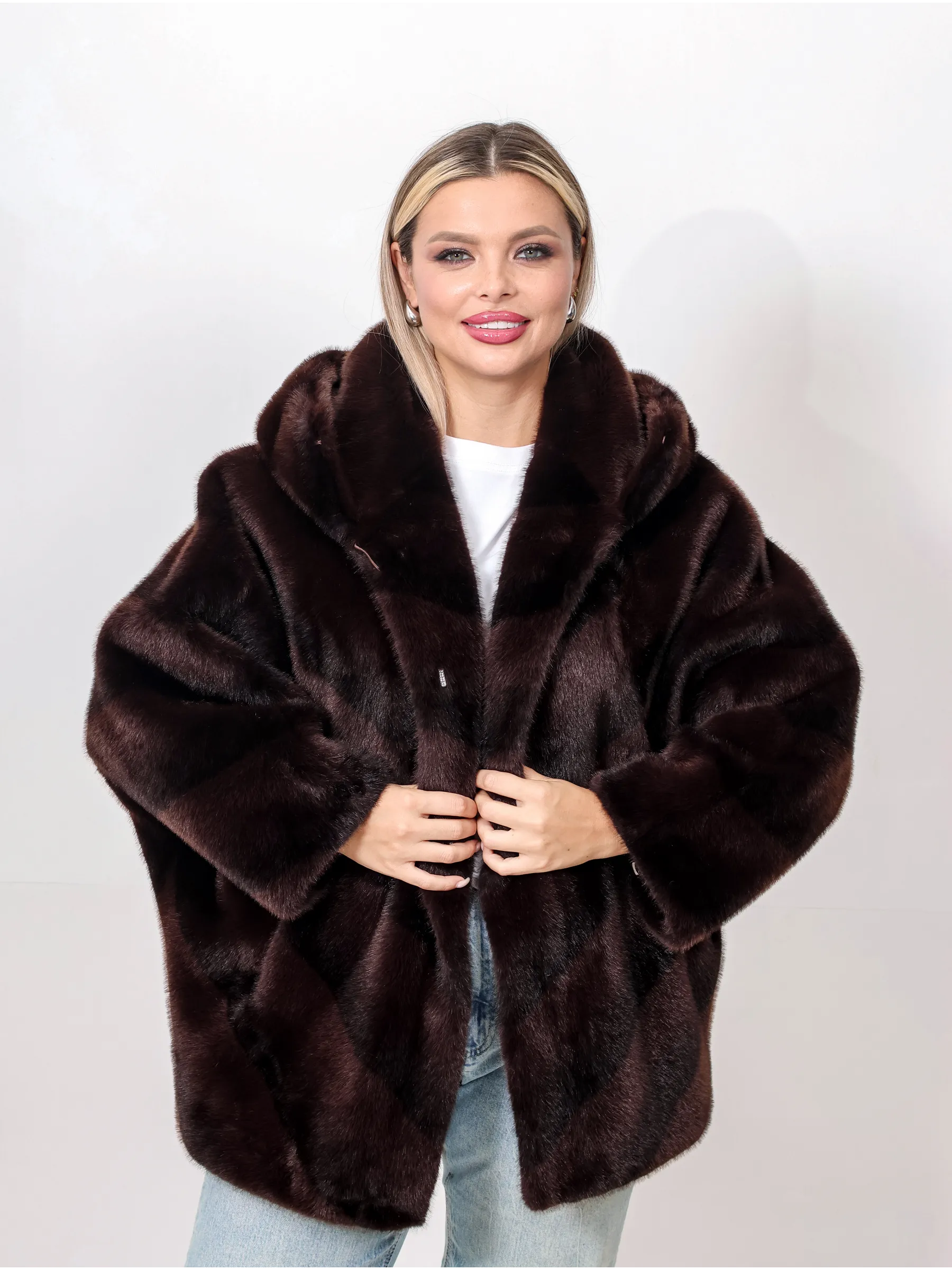 Шуба короткая из эко меха с капюшоном