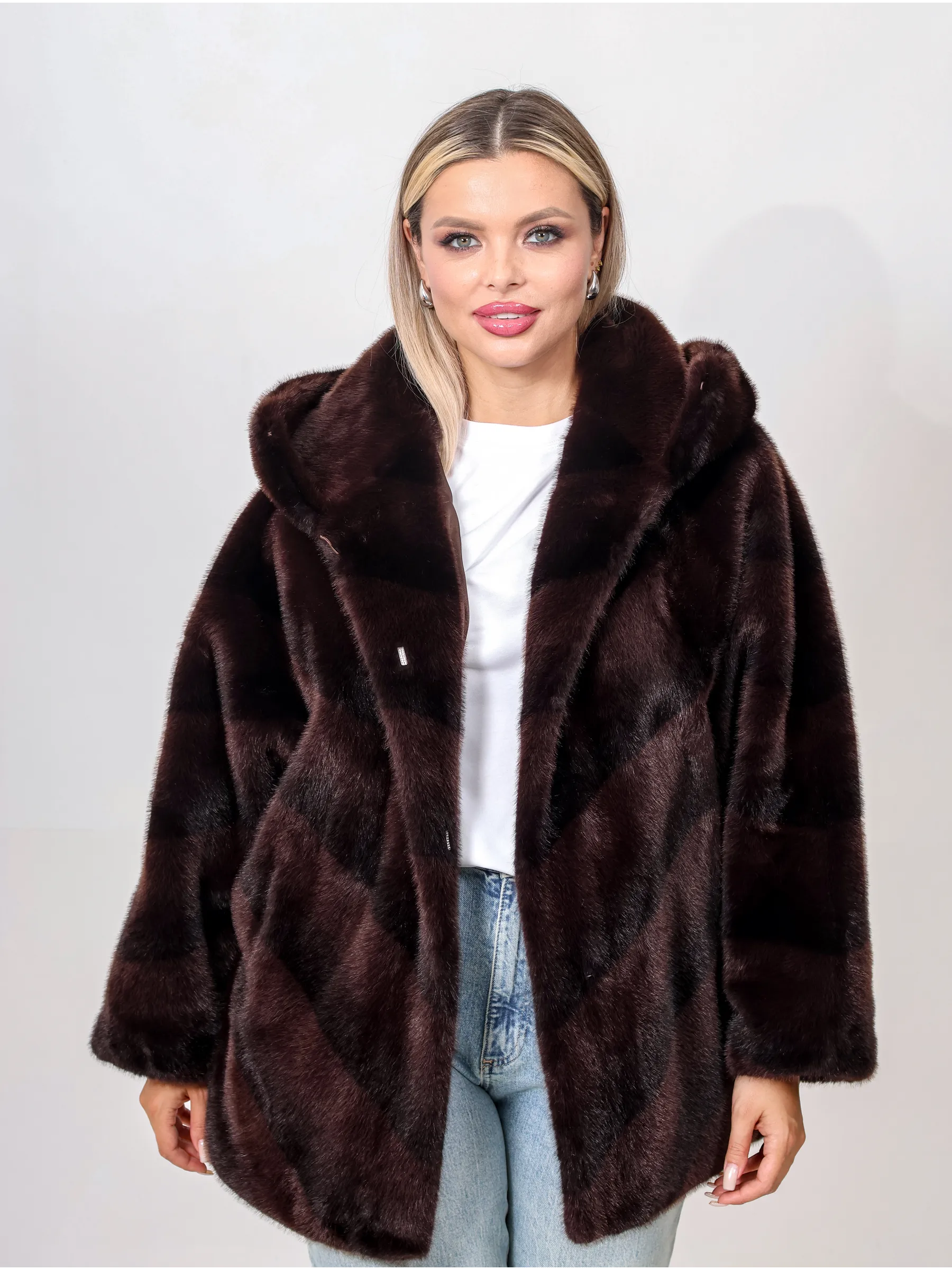 Шуба короткая из эко меха с капюшоном